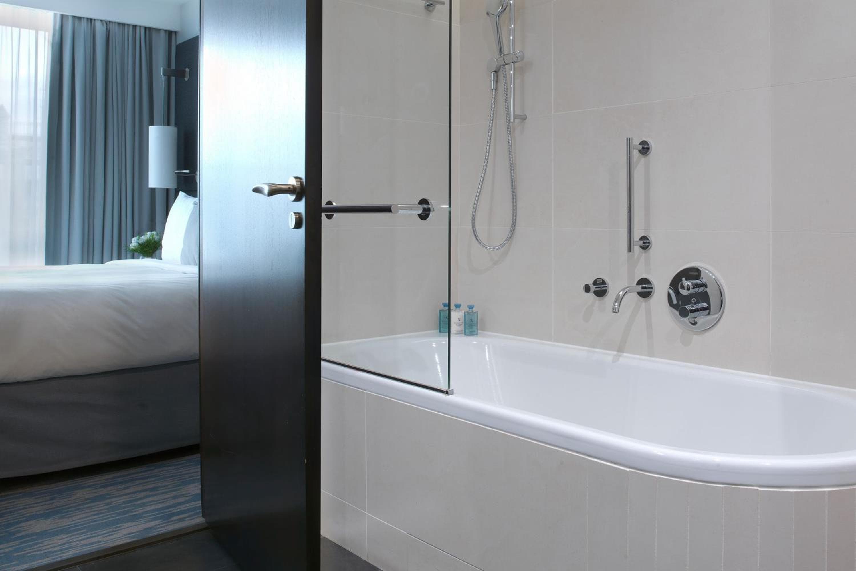 Renaissance Paris Arc de Triomphe Hotel — 19