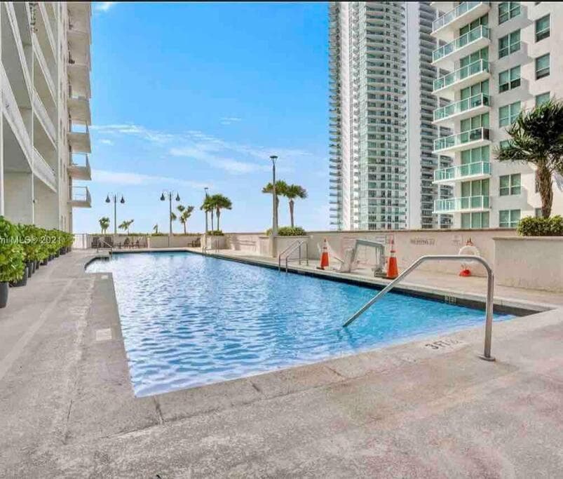 Brickell Center w/City & Bay View + FREE Parking! — 25