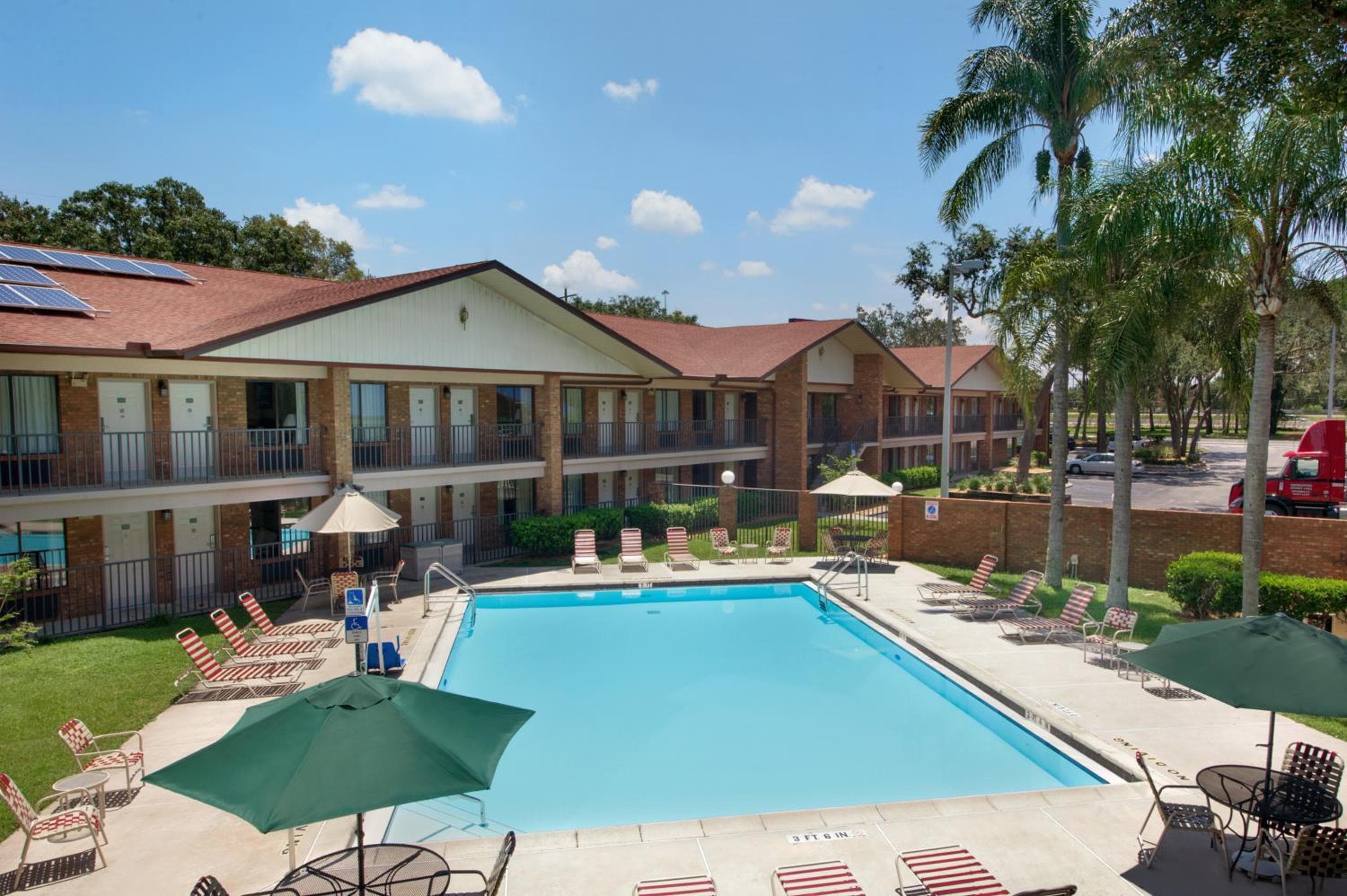 Ramada by Wyndham Temple Terrace/Tampa Norte — 2