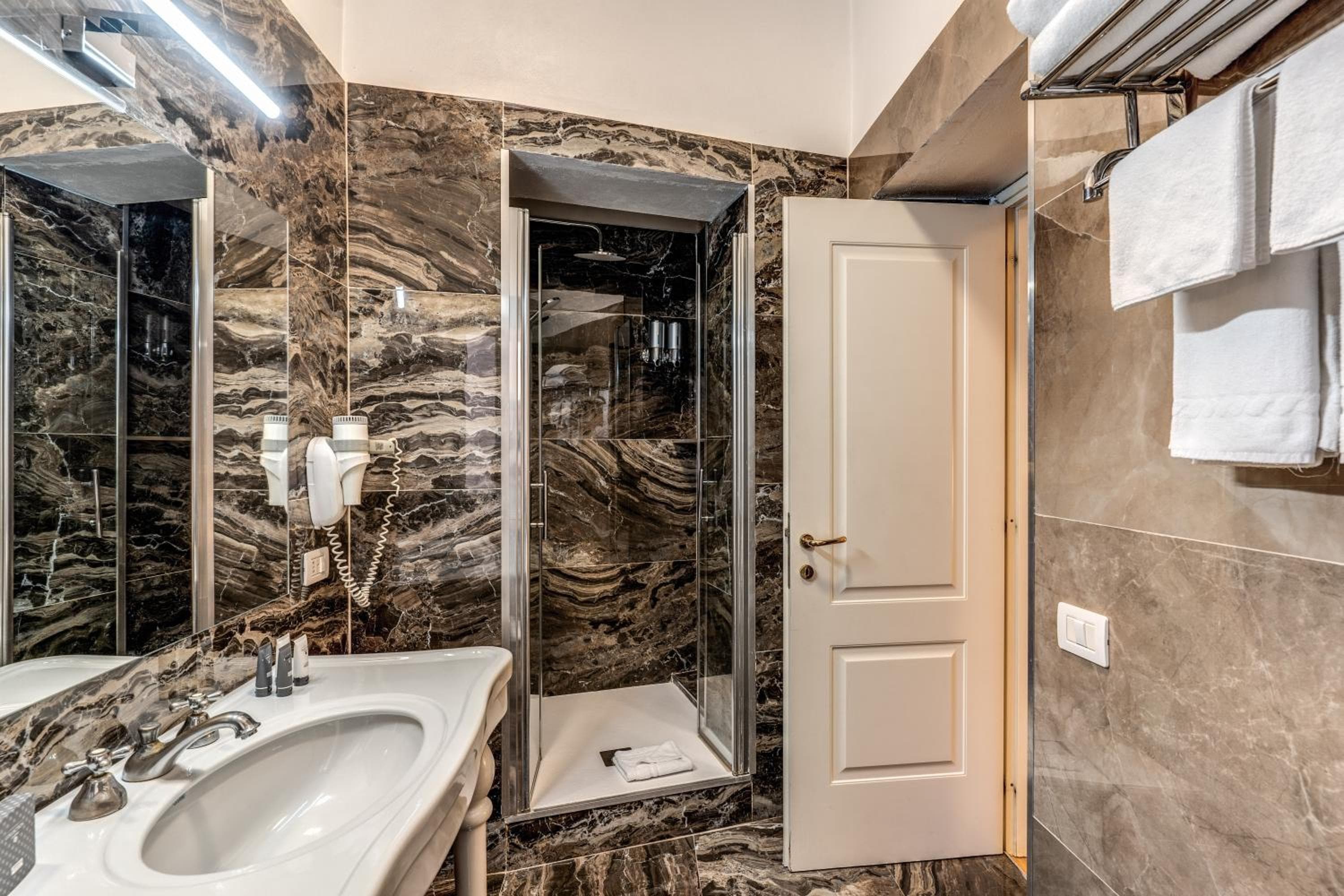 Relais Fontana Di Trevi Hotel — 25