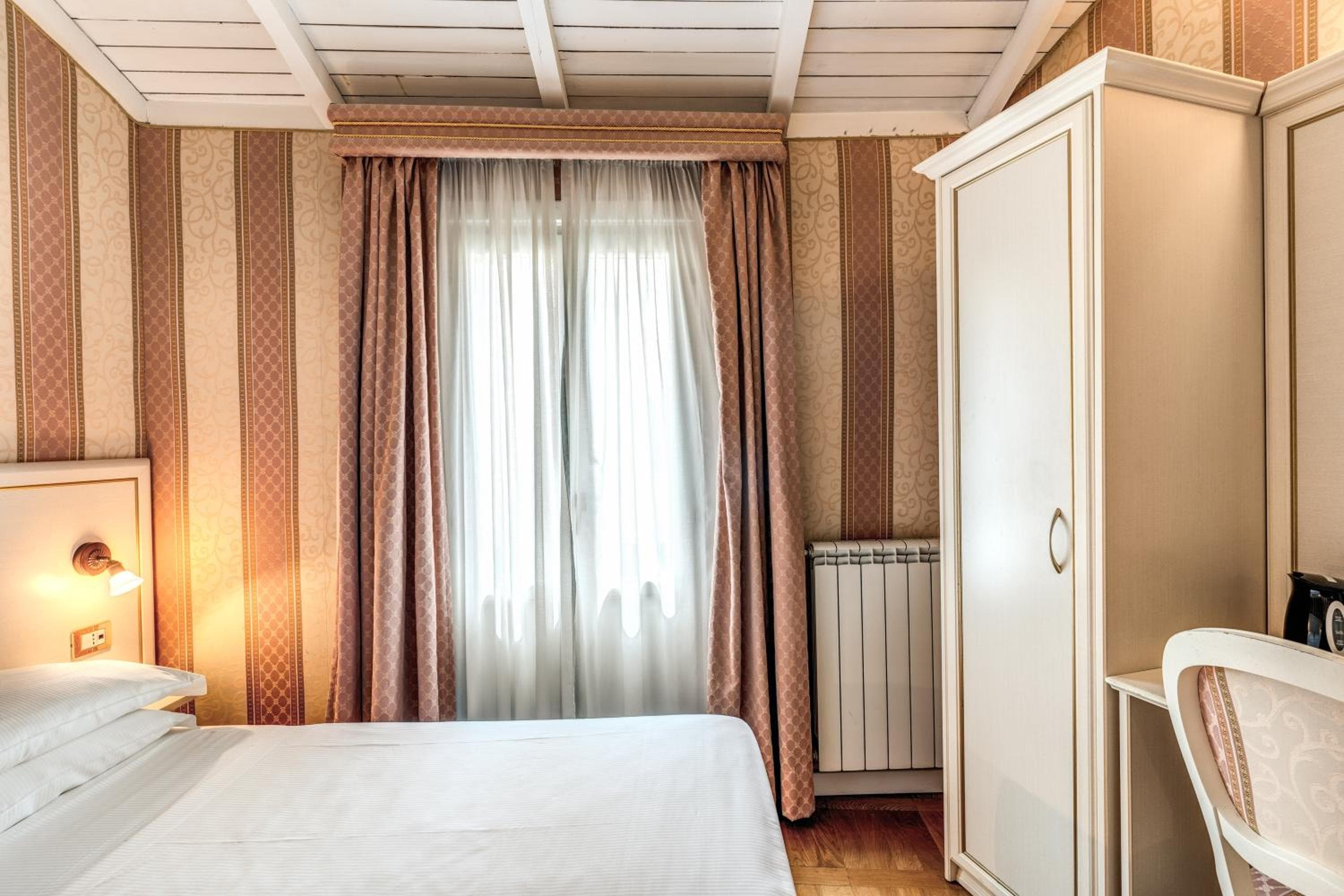 Relais Fontana Di Trevi Hotel — 23