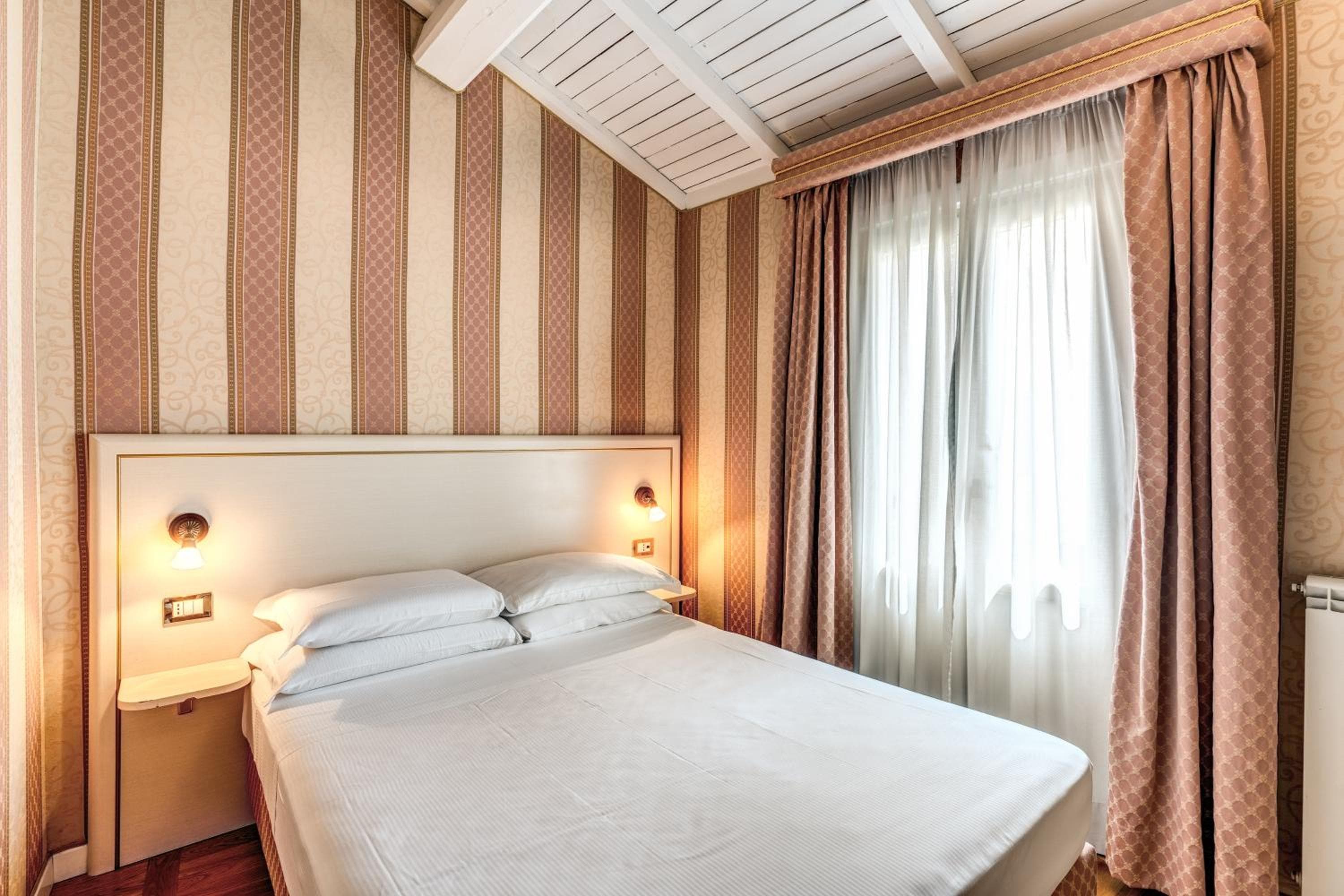 Relais Fontana Di Trevi Hotel — 24
