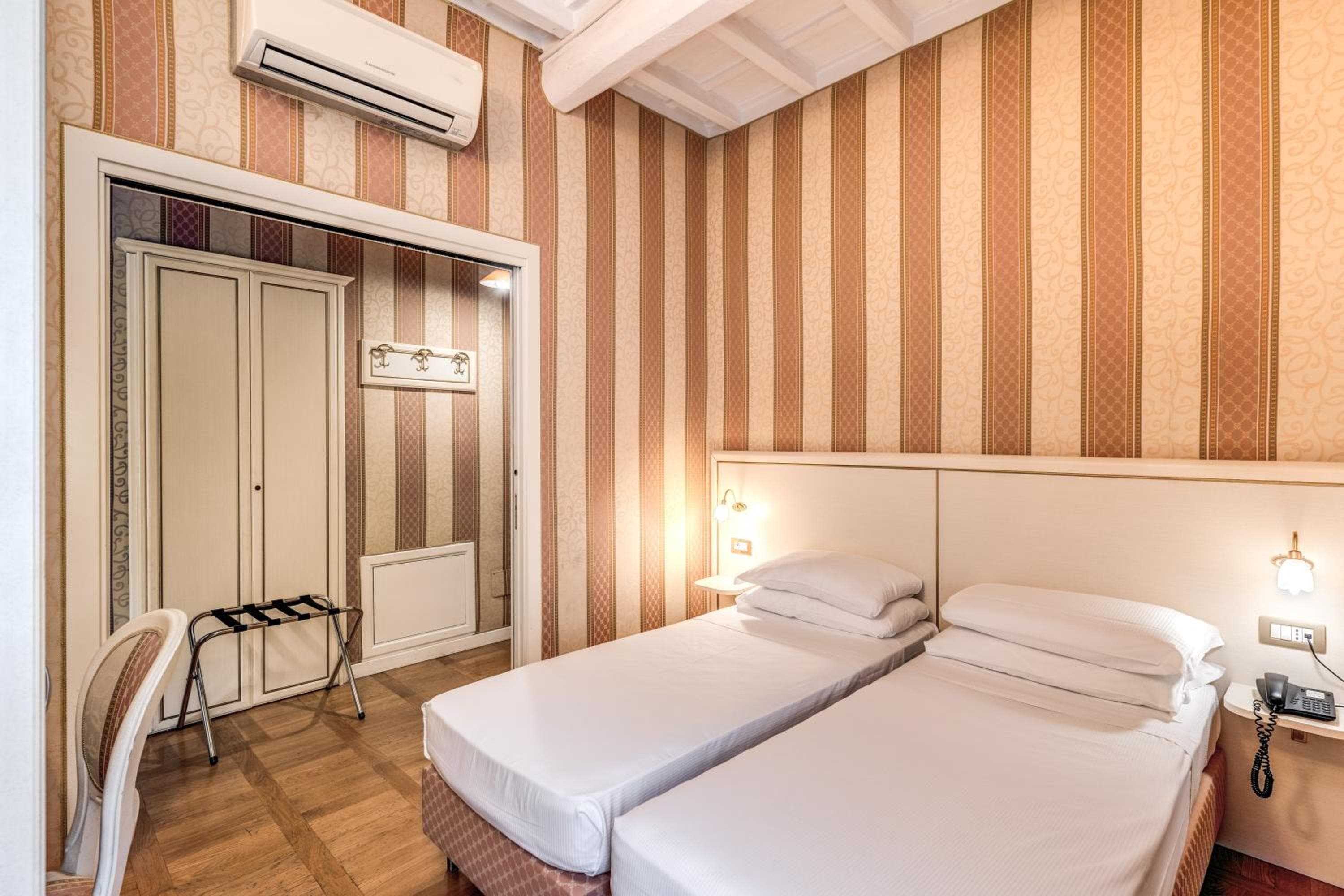 Relais Fontana Di Trevi Hotel — 26