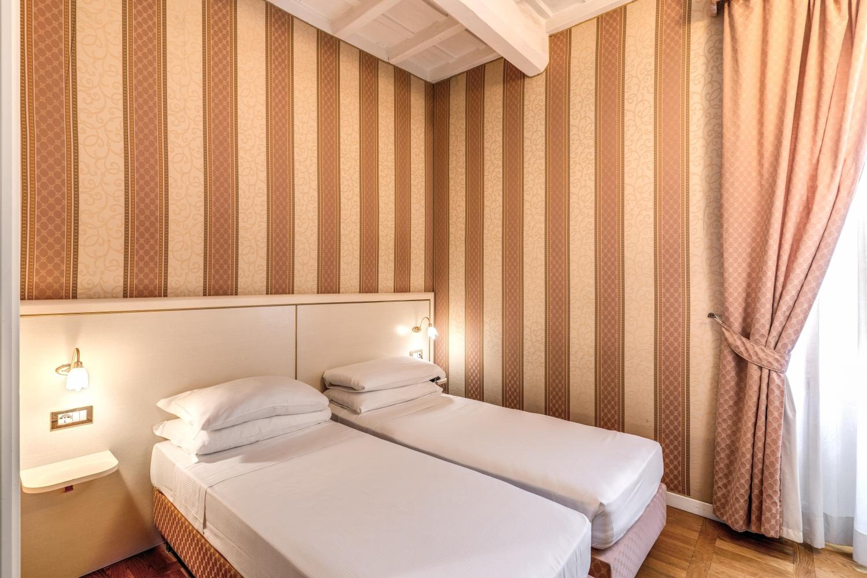 Relais Fontana Di Trevi Hotel — 27