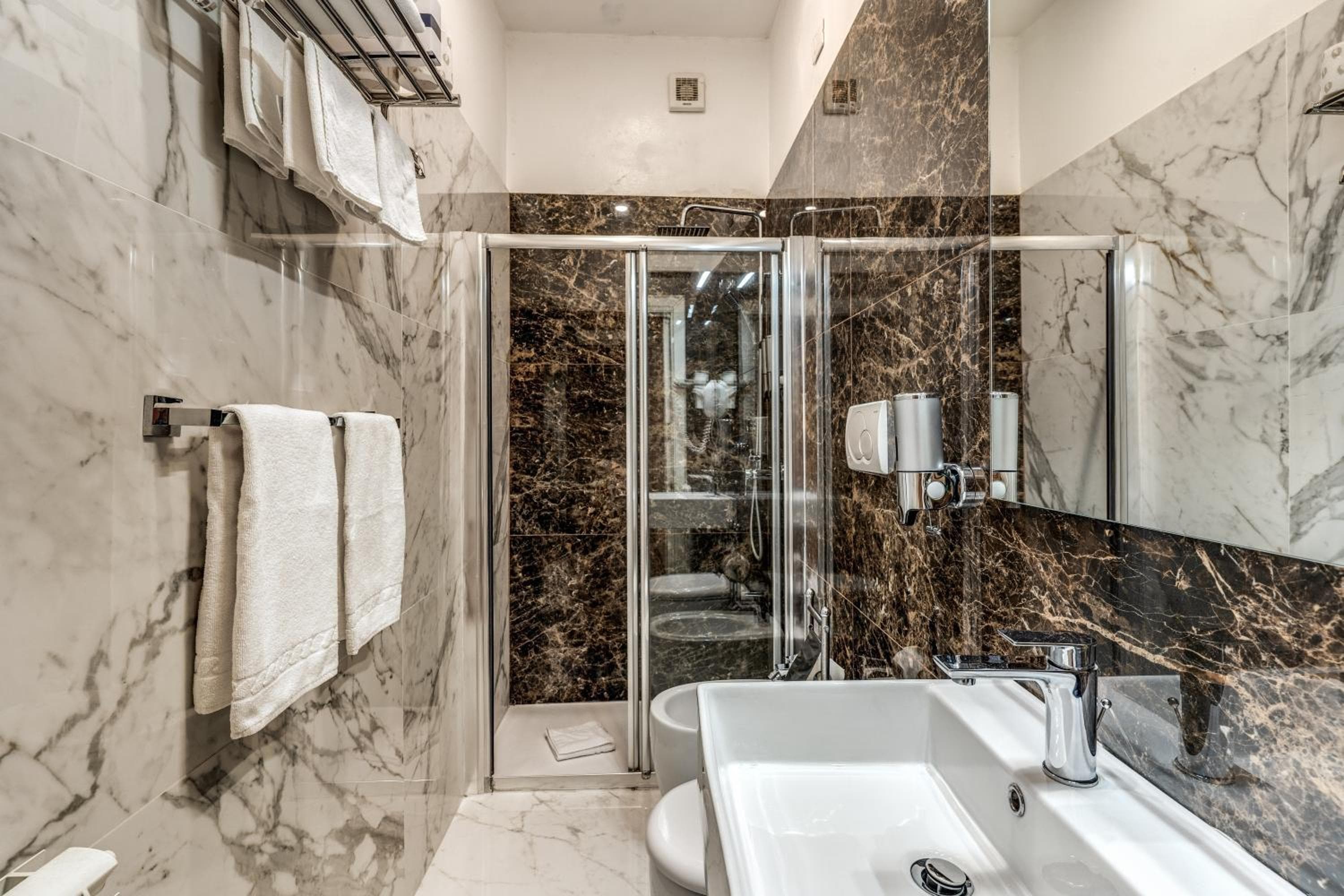 Relais Fontana Di Trevi Hotel — 6
