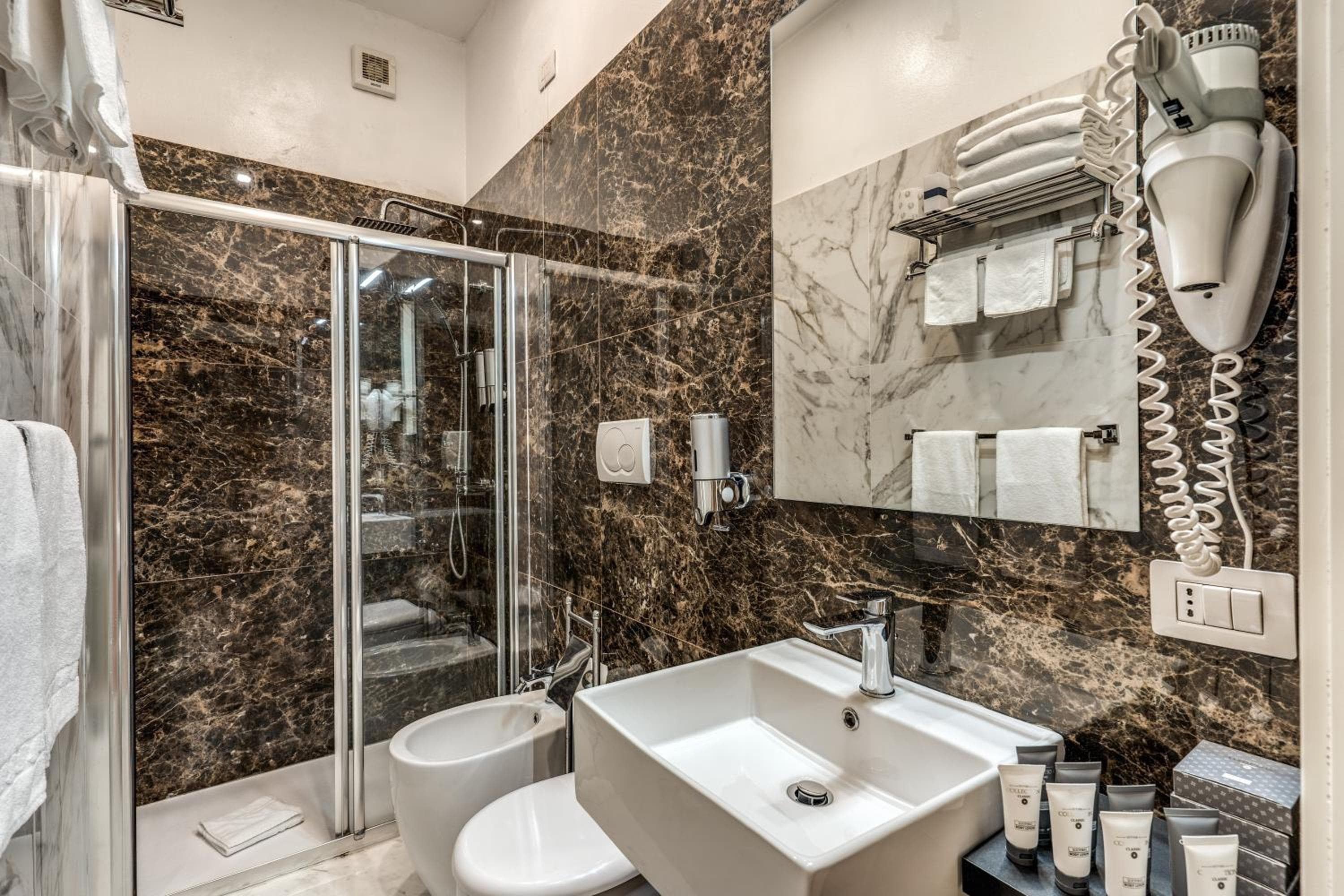 Relais Fontana Di Trevi Hotel — 9