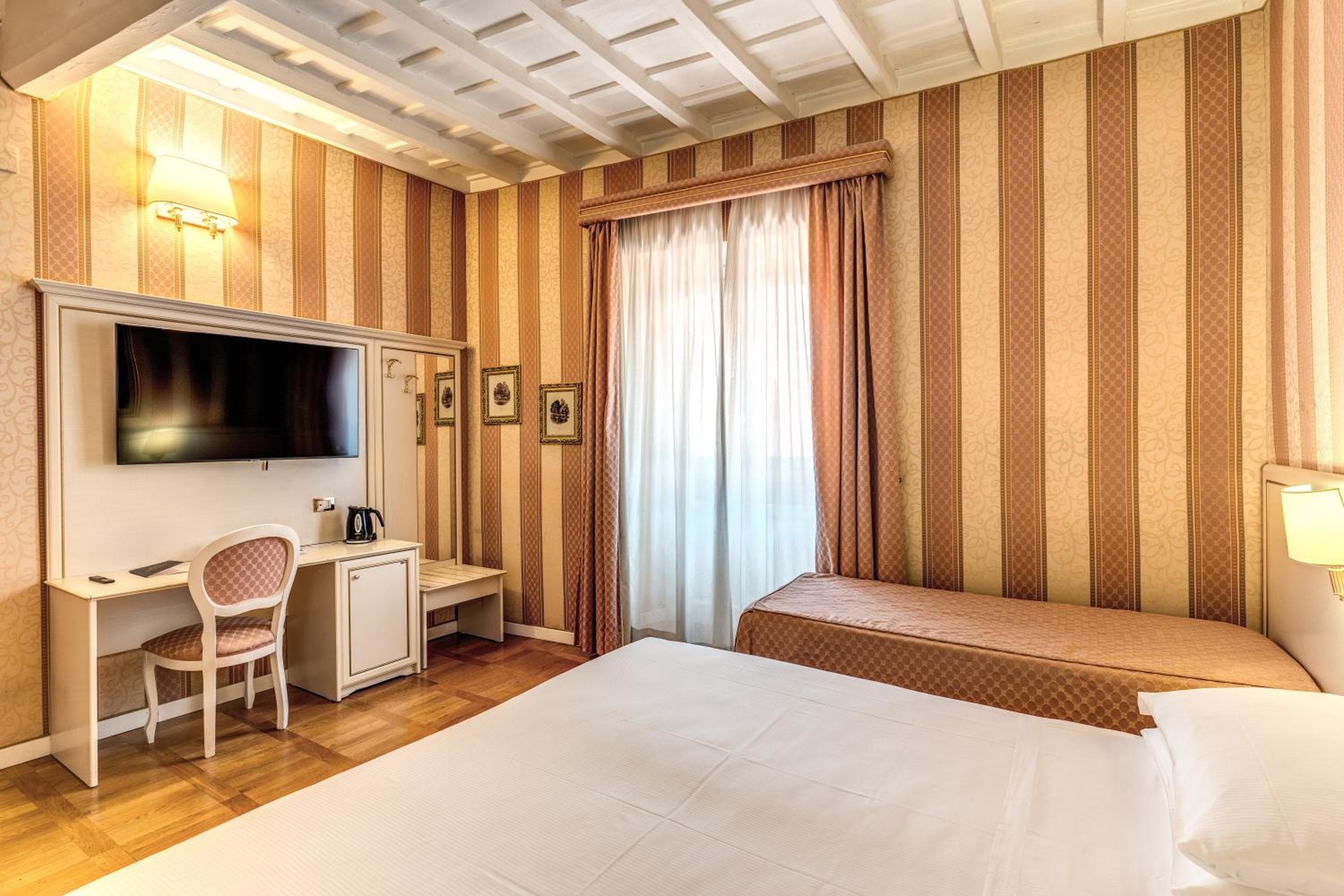 Relais Fontana Di Trevi Hotel — 2