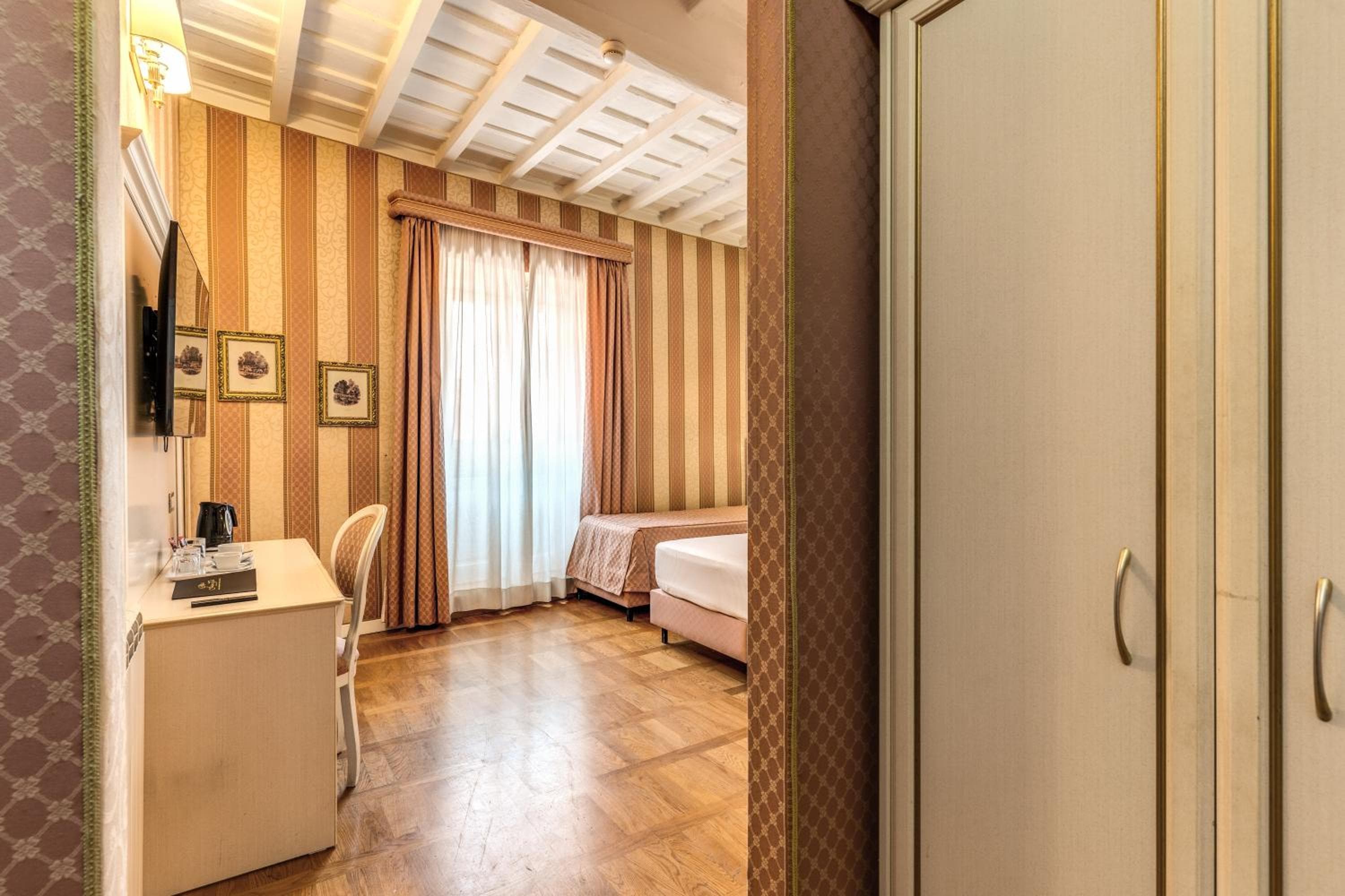Relais Fontana Di Trevi Hotel — 11