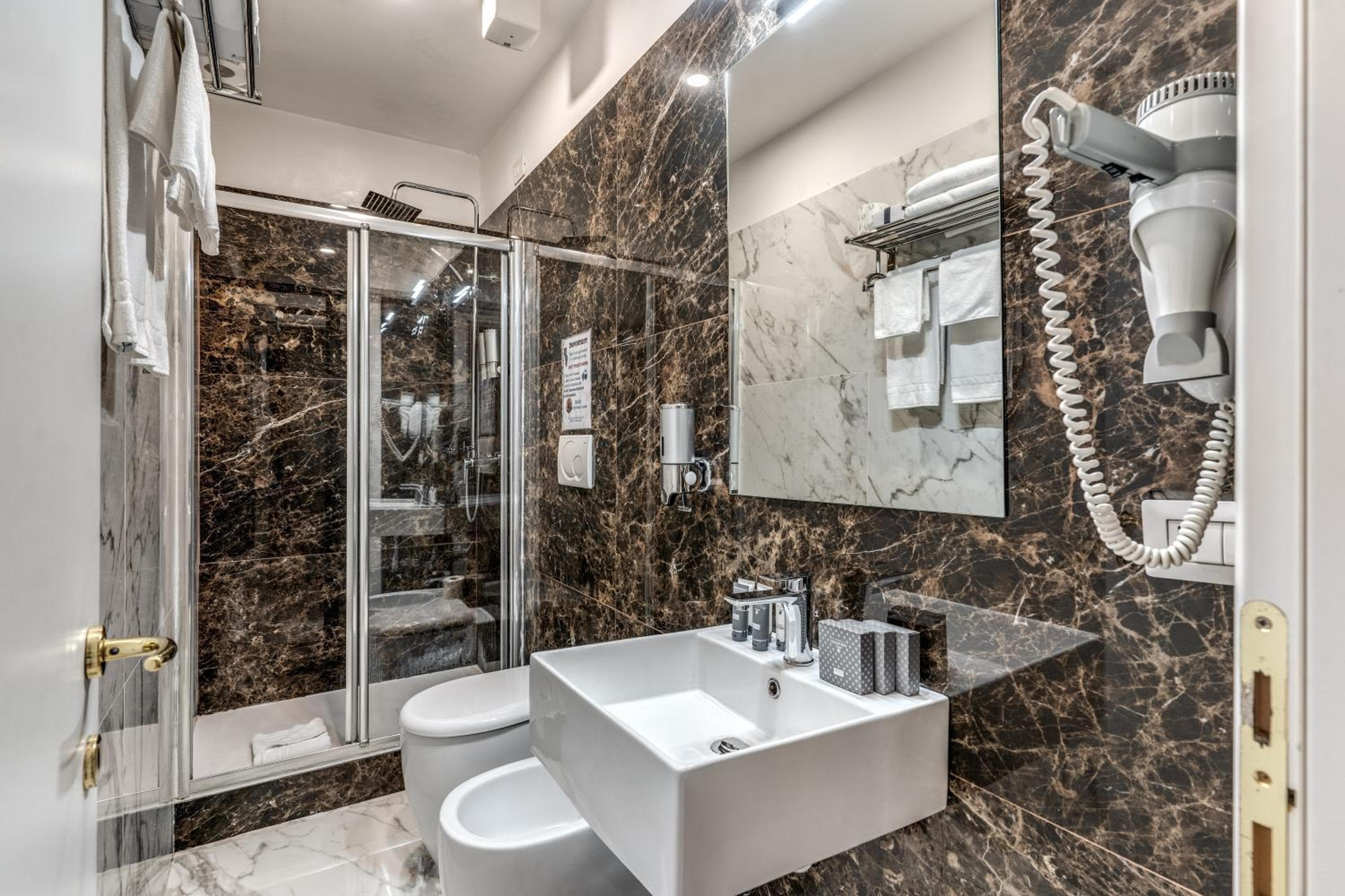Relais Fontana Di Trevi Hotel — 16