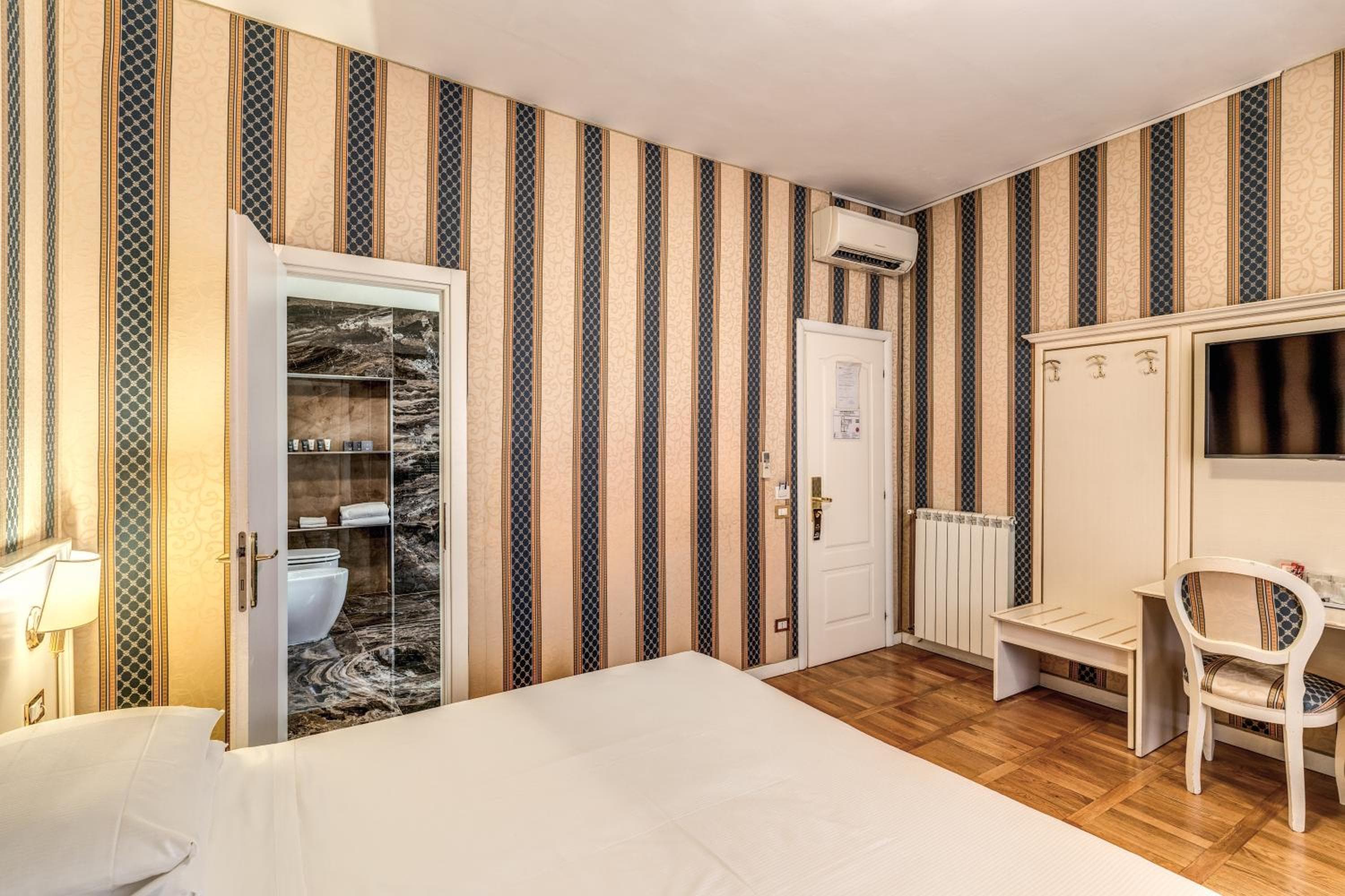 Relais Fontana Di Trevi Hotel — 23