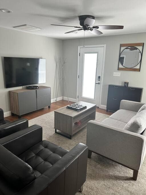Grand Oaks Retreat in the Heights — 1