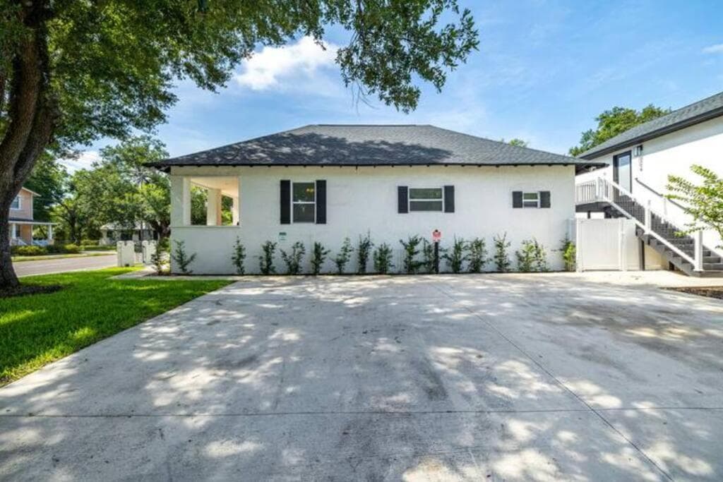 Grand Oaks Retreat in the Heights — 12