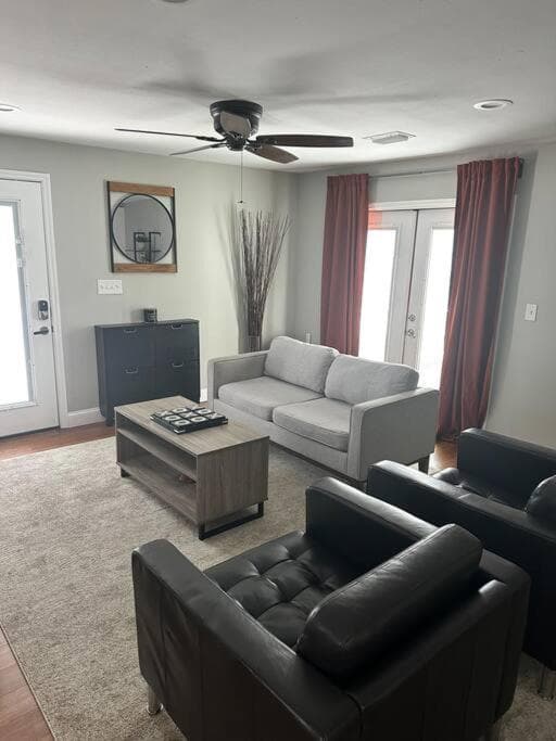 Grand Oaks Retreat in the Heights — 10