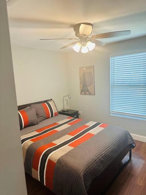 Grand Oaks Retreat in the Heights — 2