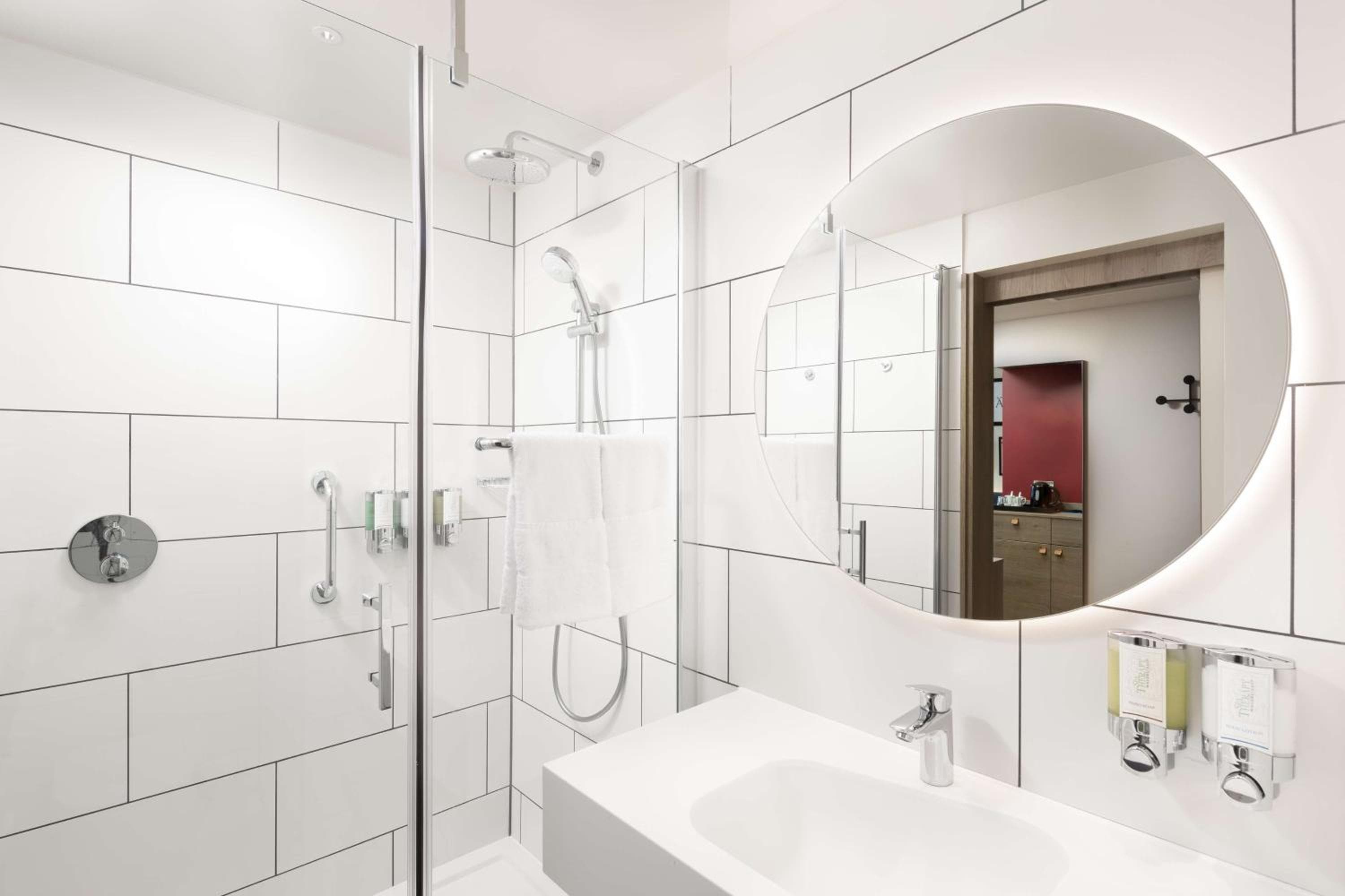 Hampton By Hilton London City hotel, 12-20 Osborn Street, London, United Kingdom — photo 2