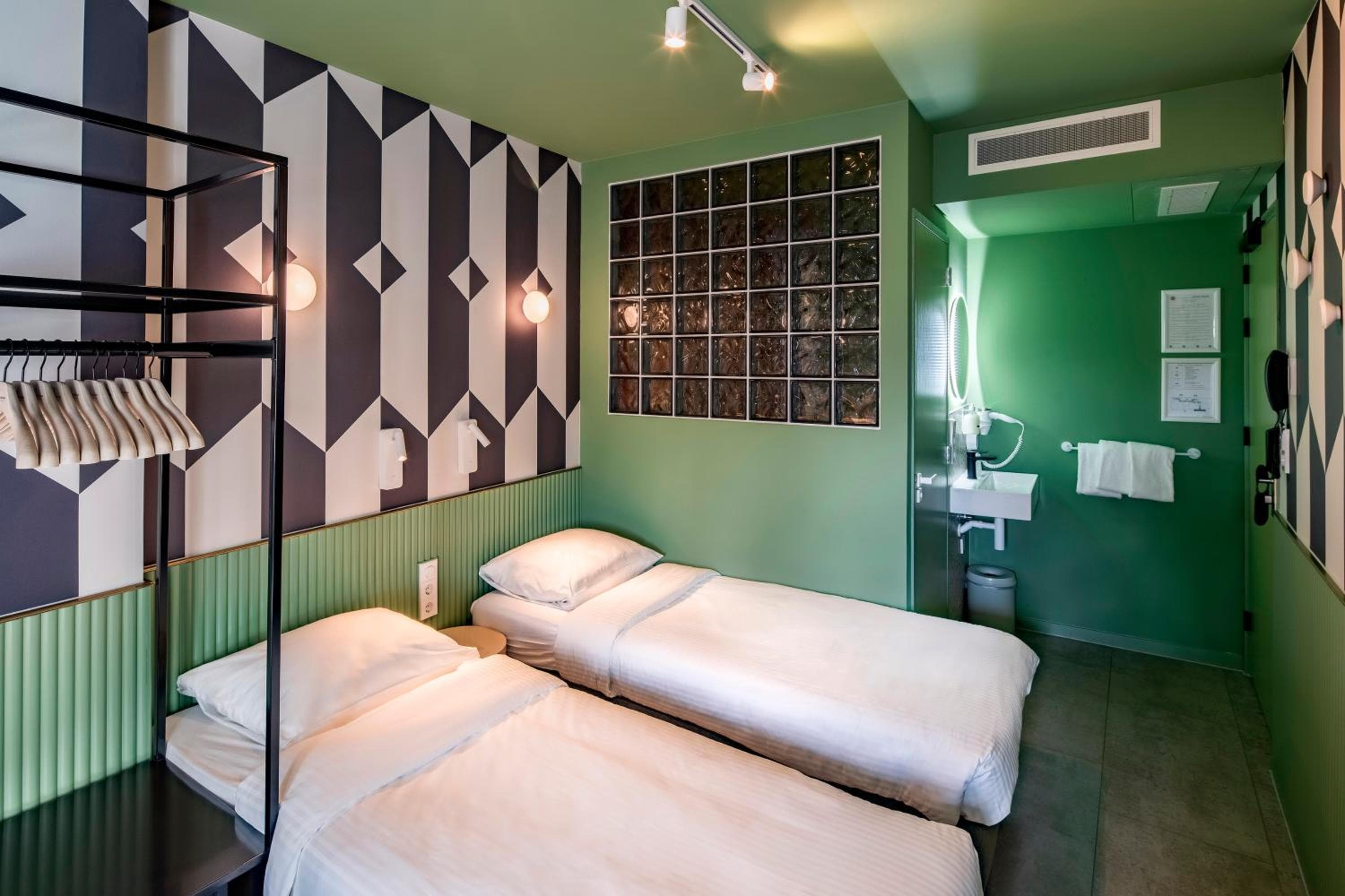 Tourist Inn One Amsterdam — 8