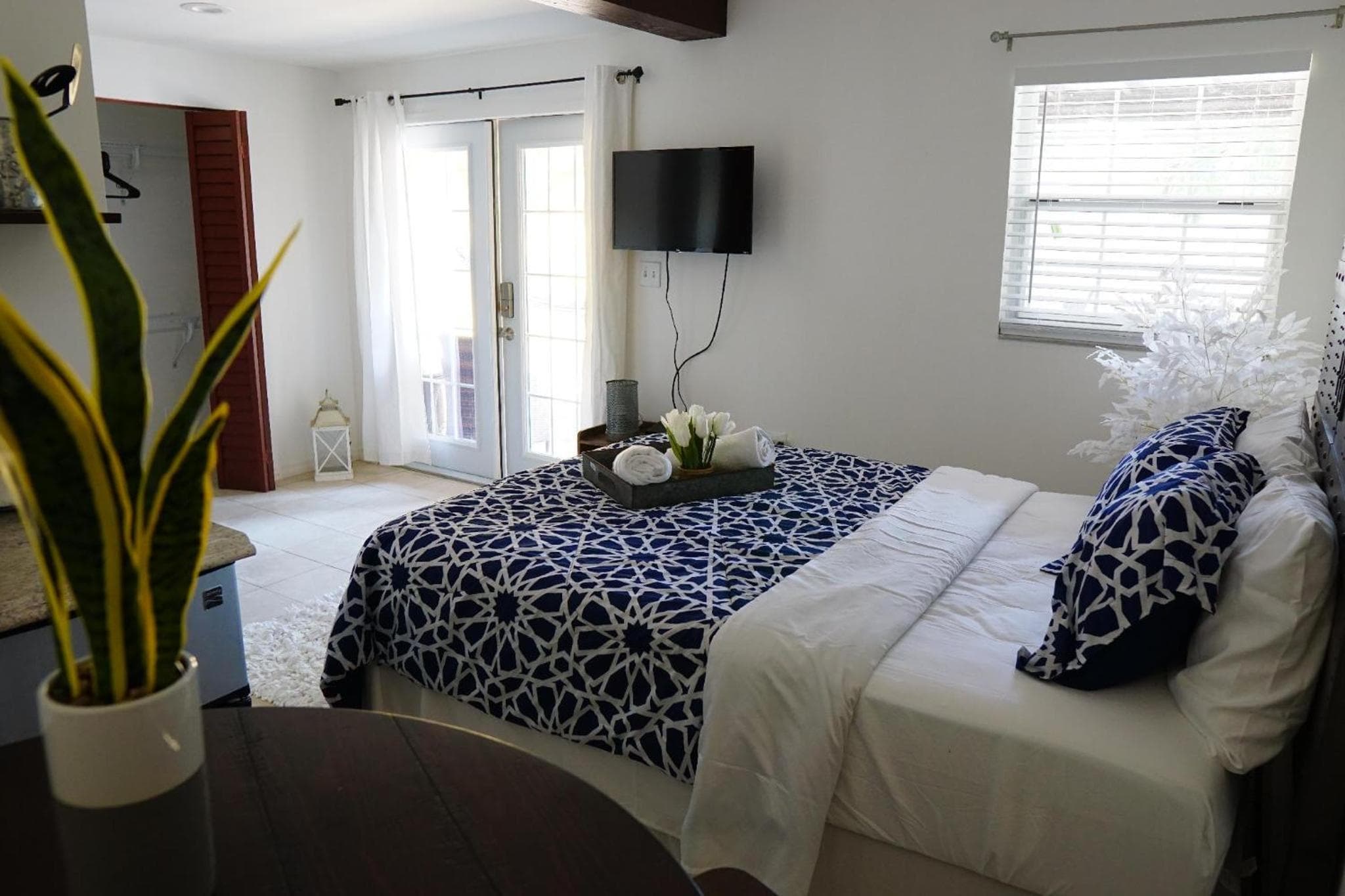 Mi Casa Es Tu Casa, Airport Suites — 27