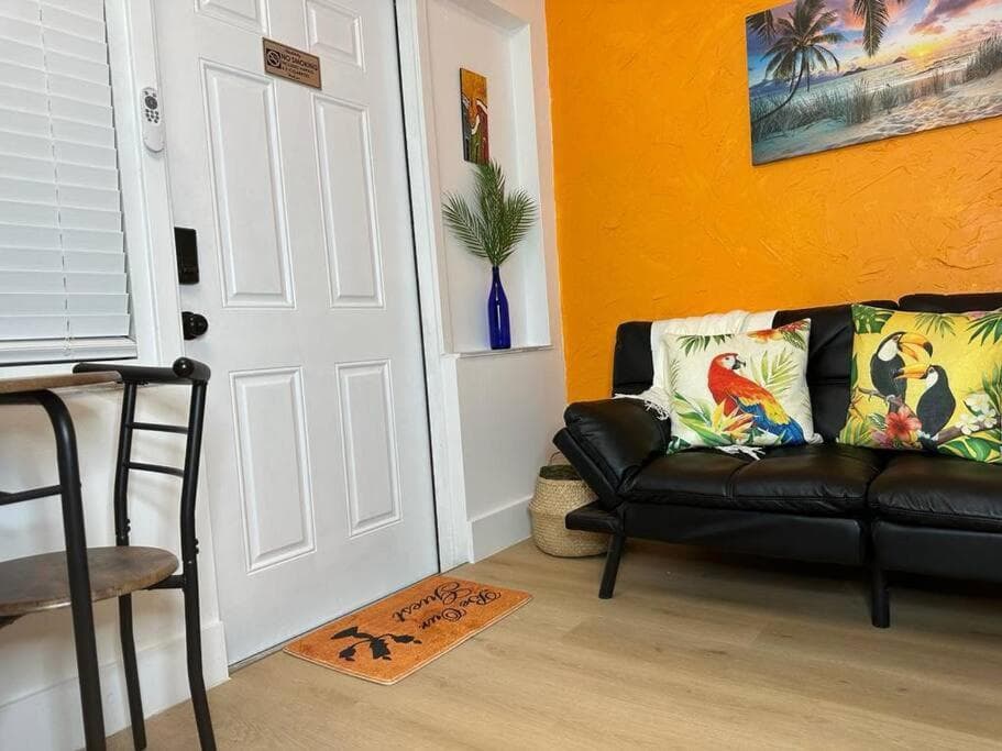 Sleeps 3, Casa Tropical in Miami — 6