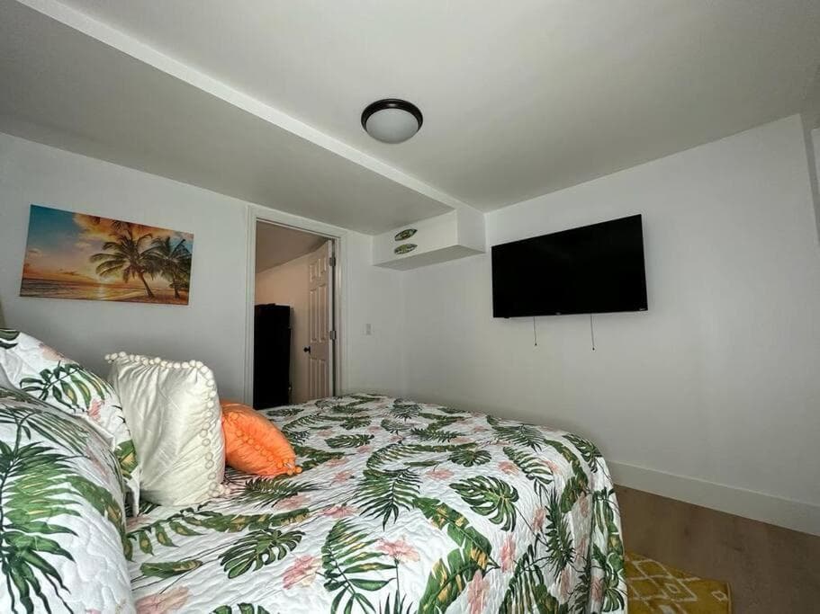 Sleeps 3, Casa Tropical in Miami — 1