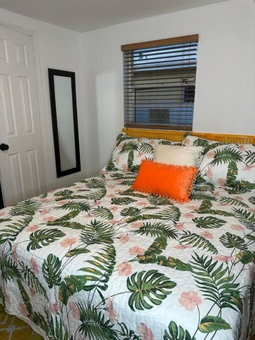 Sleeps 3, Casa Tropical in Miami — 14