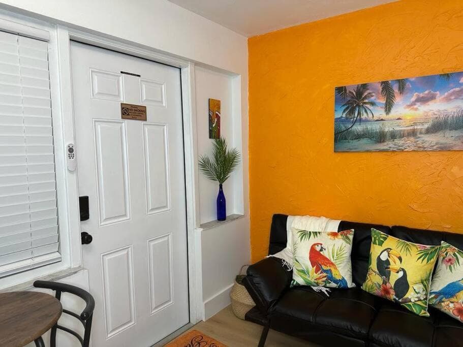 Sleeps 3, Casa Tropical in Miami — 22