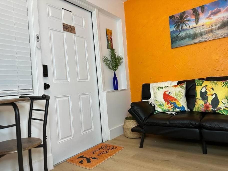 Sleeps 3, Casa Tropical in Miami — 20