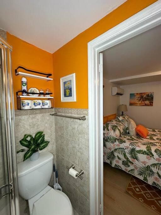 Sleeps 3, Casa Tropical in Miami — 21