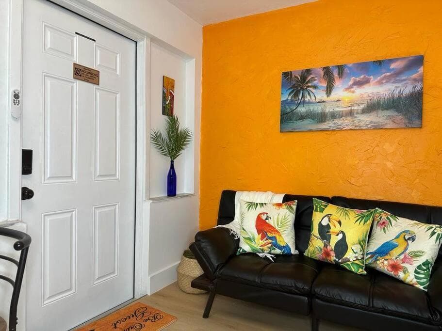 Sleeps 3, Casa Tropical in Miami — 25