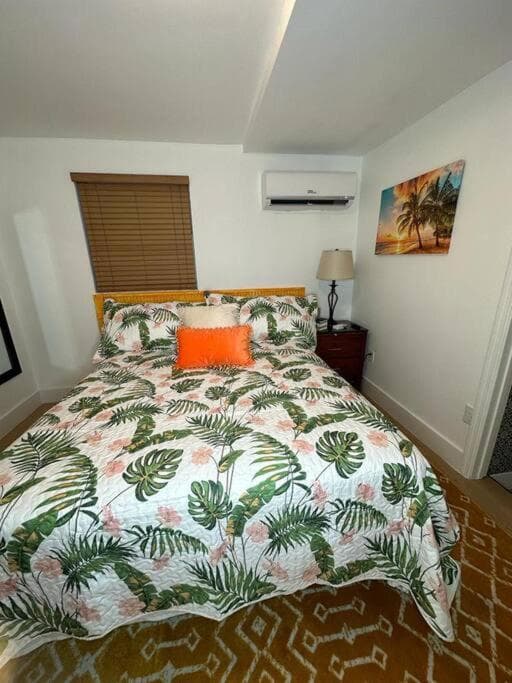 Sleeps 3, Casa Tropical in Miami — 24