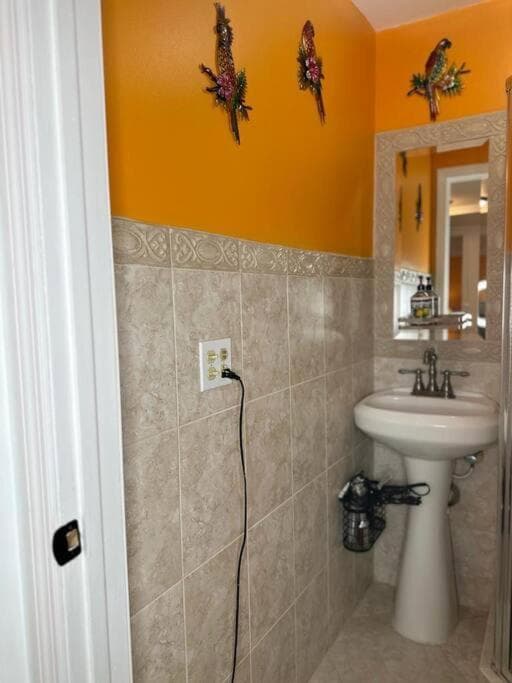 Sleeps 3, Casa Tropical in Miami — 2