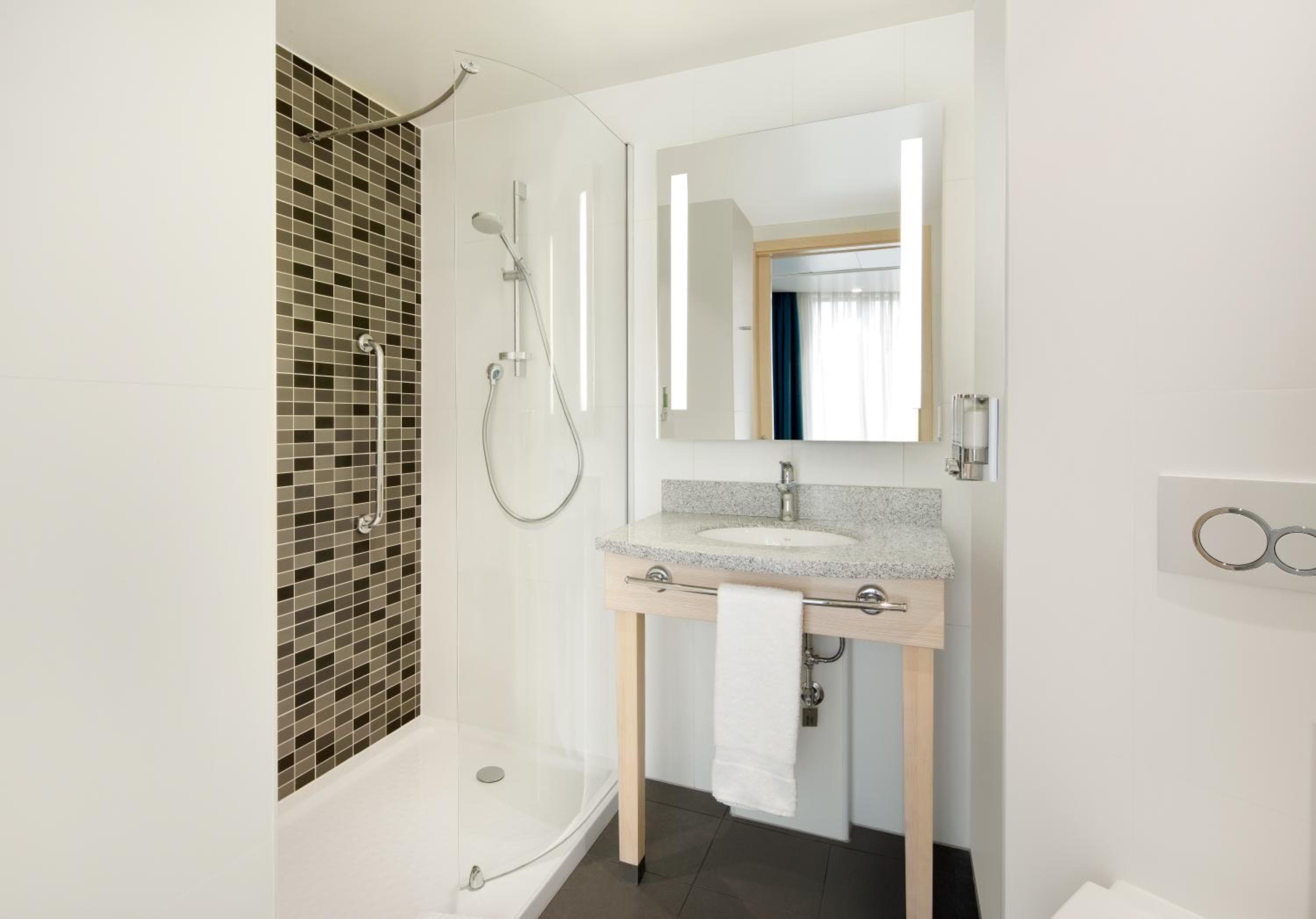 Hampton By Hilton London Docklands — 8