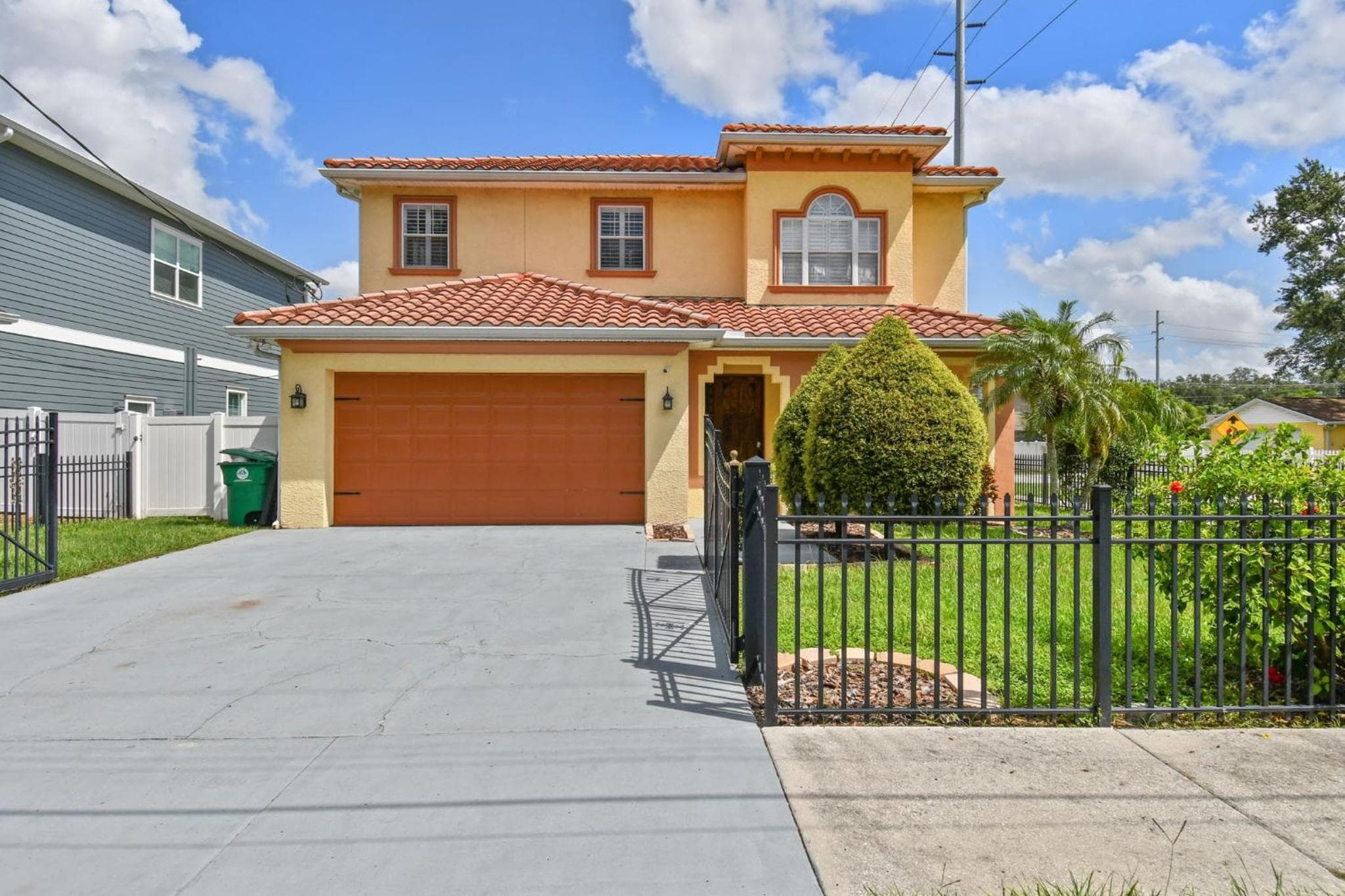 Grande Casa a Tampa con Sala Giochi, 12 Posti Letto, 2700 mq, 4bdr, 3bth, Cortile — 2