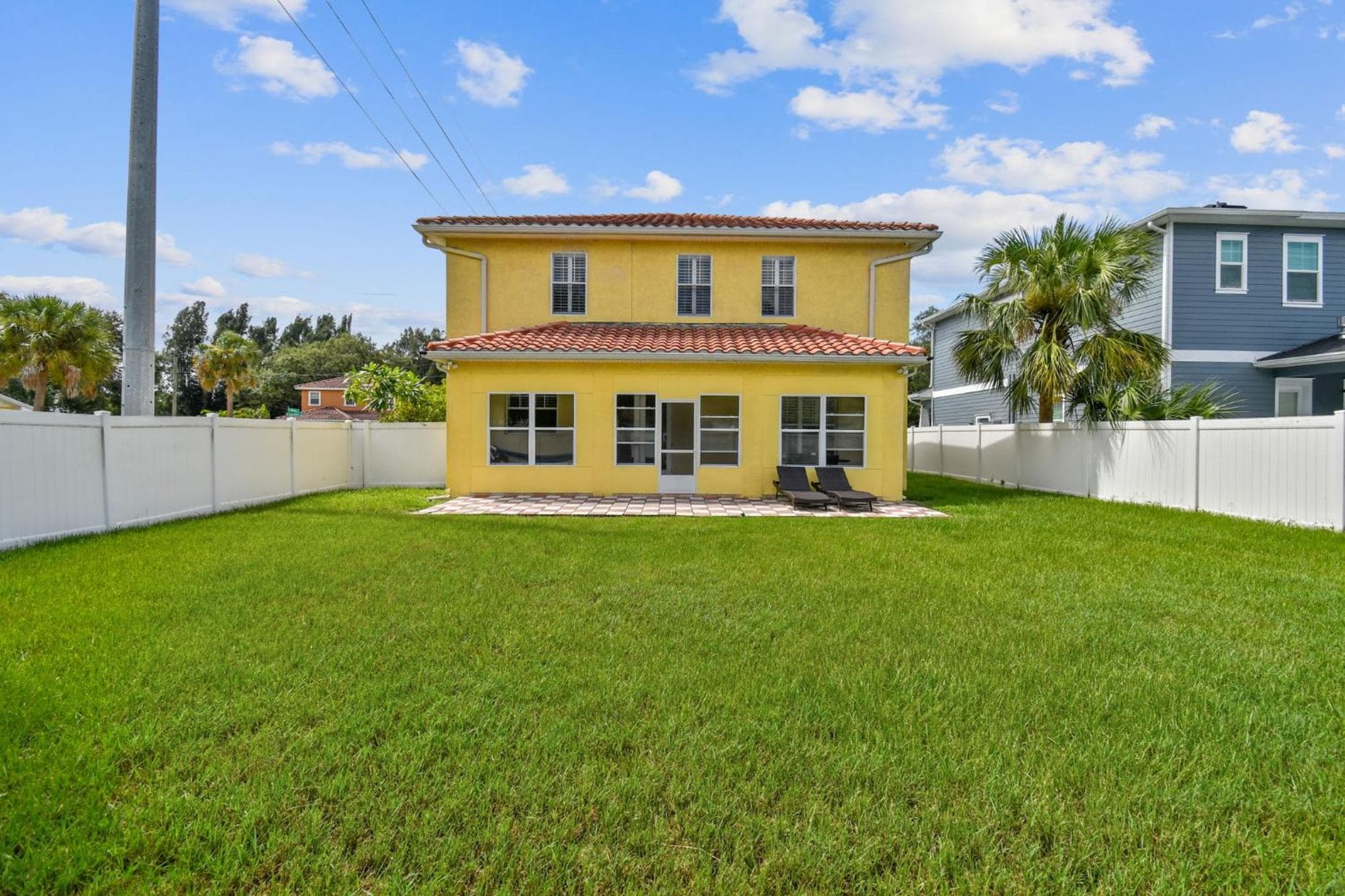 Grande Casa a Tampa con Sala Giochi, 12 Posti Letto, 2700 mq, 4bdr, 3bth, Cortile — 1