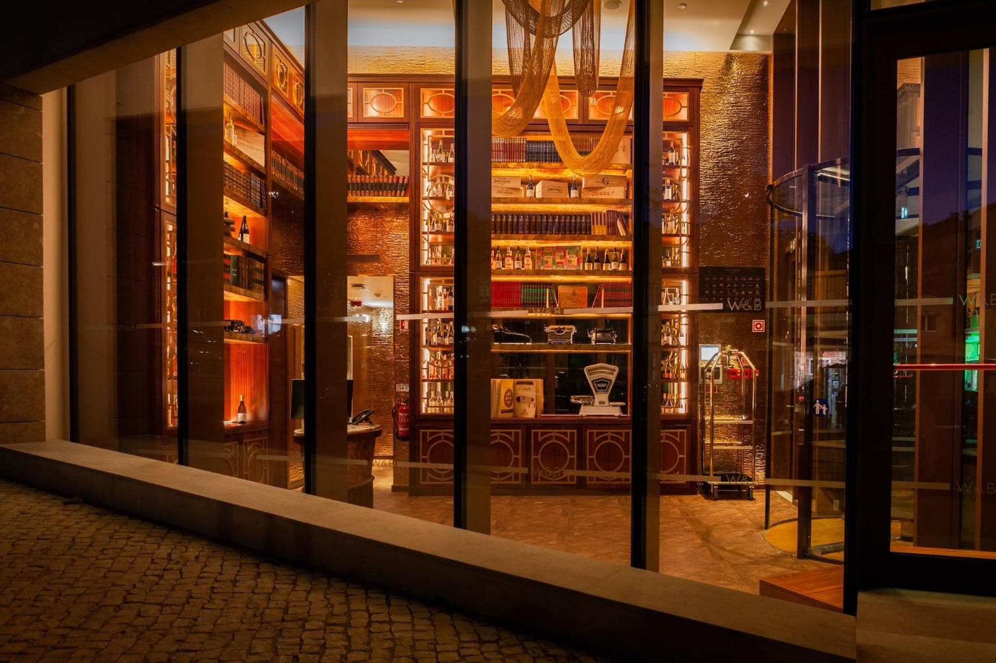Vino y Libros Lisboa Hotel — 10