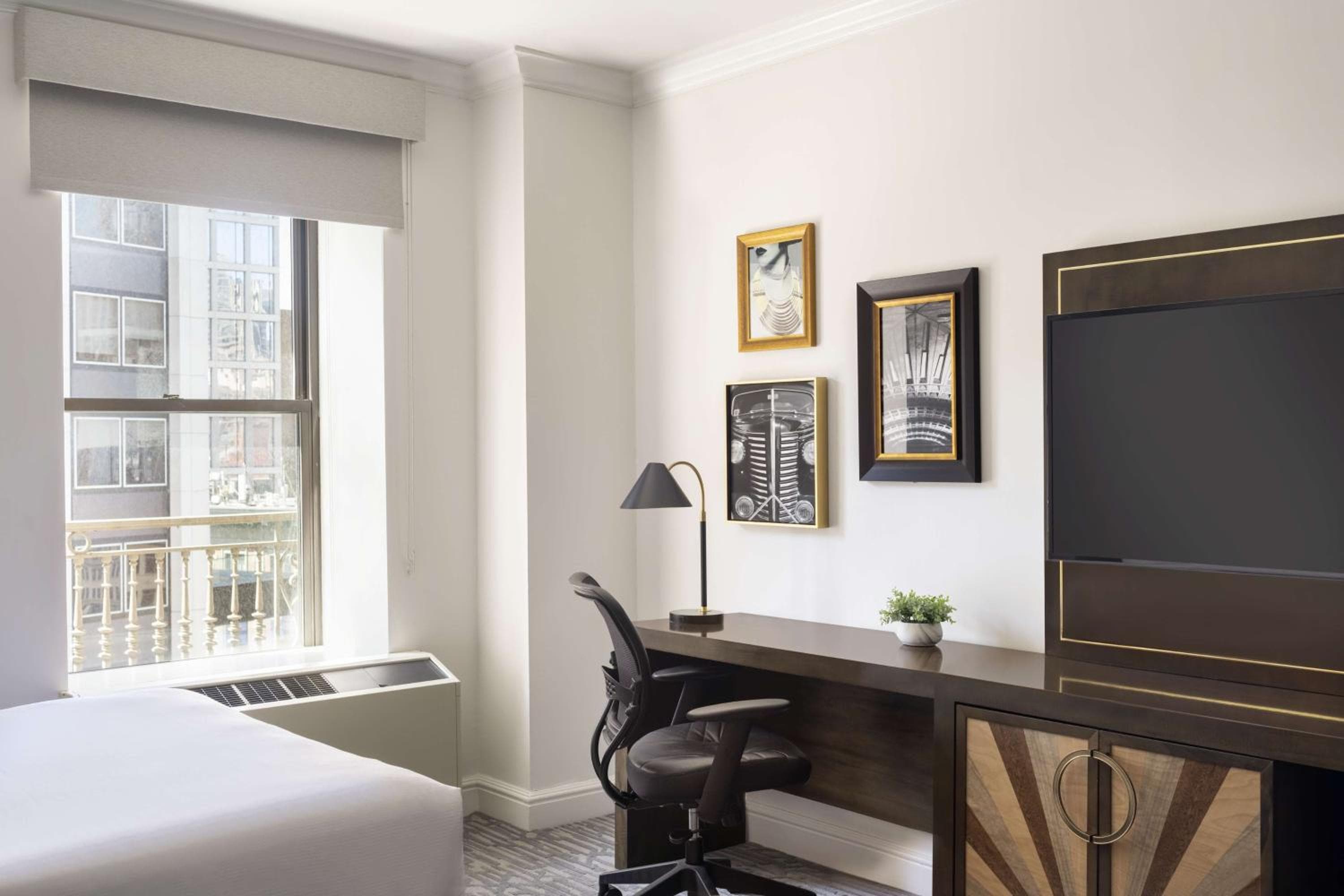 Martinique New York on Broadway, Curio Collection by Hilton — 14