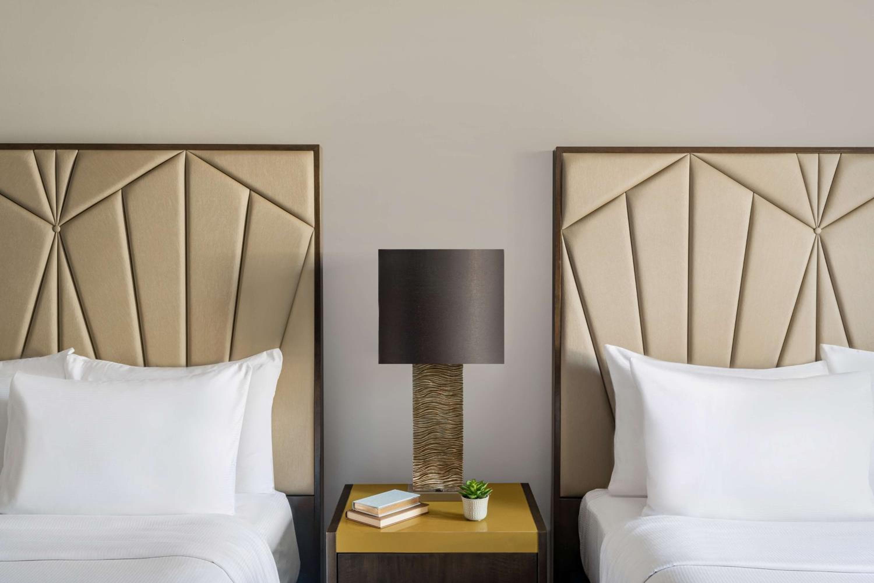 Martinique New York on Broadway, Curio Collection by Hilton — 10