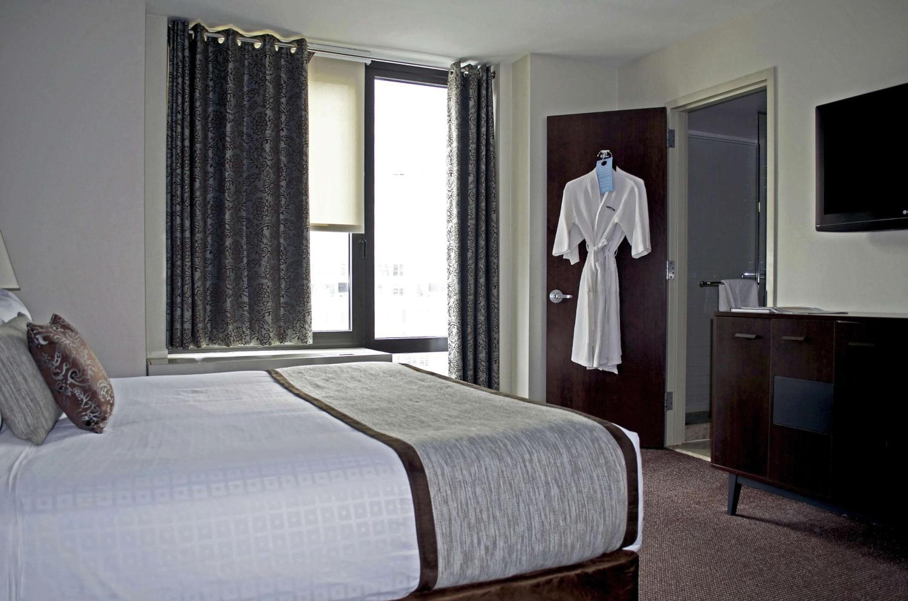 Distrikt Hotel New York City, Tapestry Collection by Hilton — 11