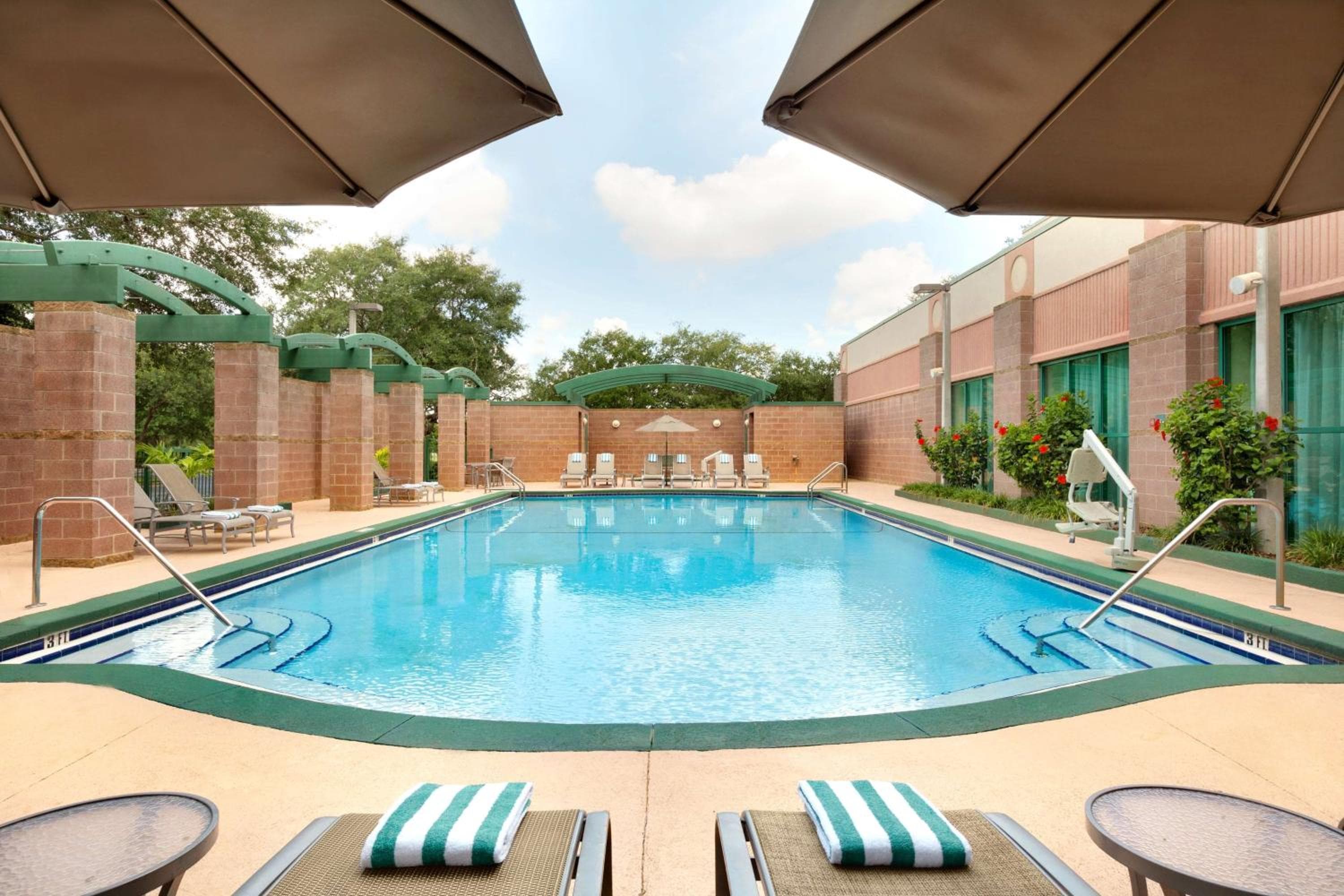 Embassy Suites by Hilton Tampa USF cerca de Busch Gardens — 11