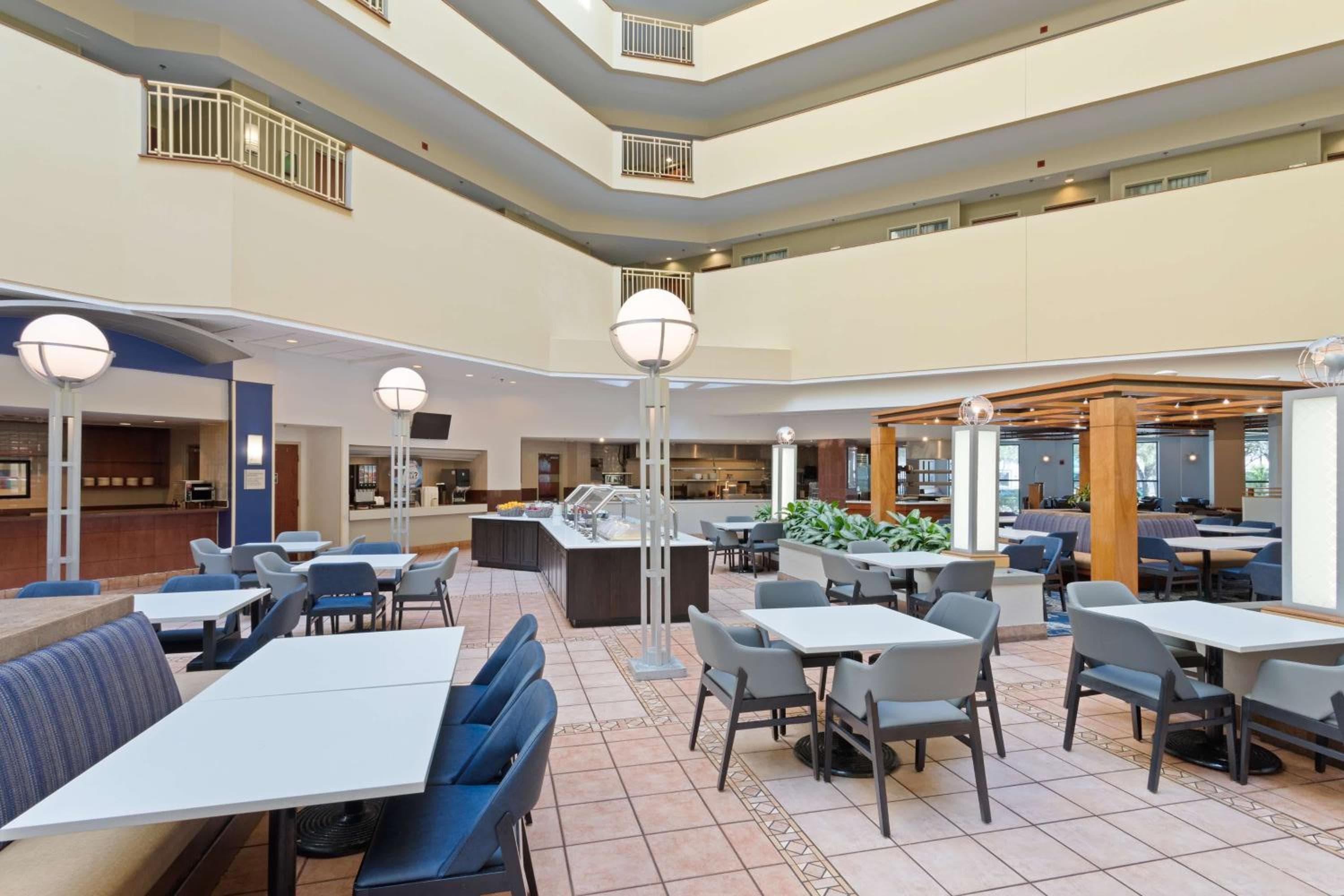 Embassy Suites by Hilton Tampa USF cerca de Busch Gardens — 12