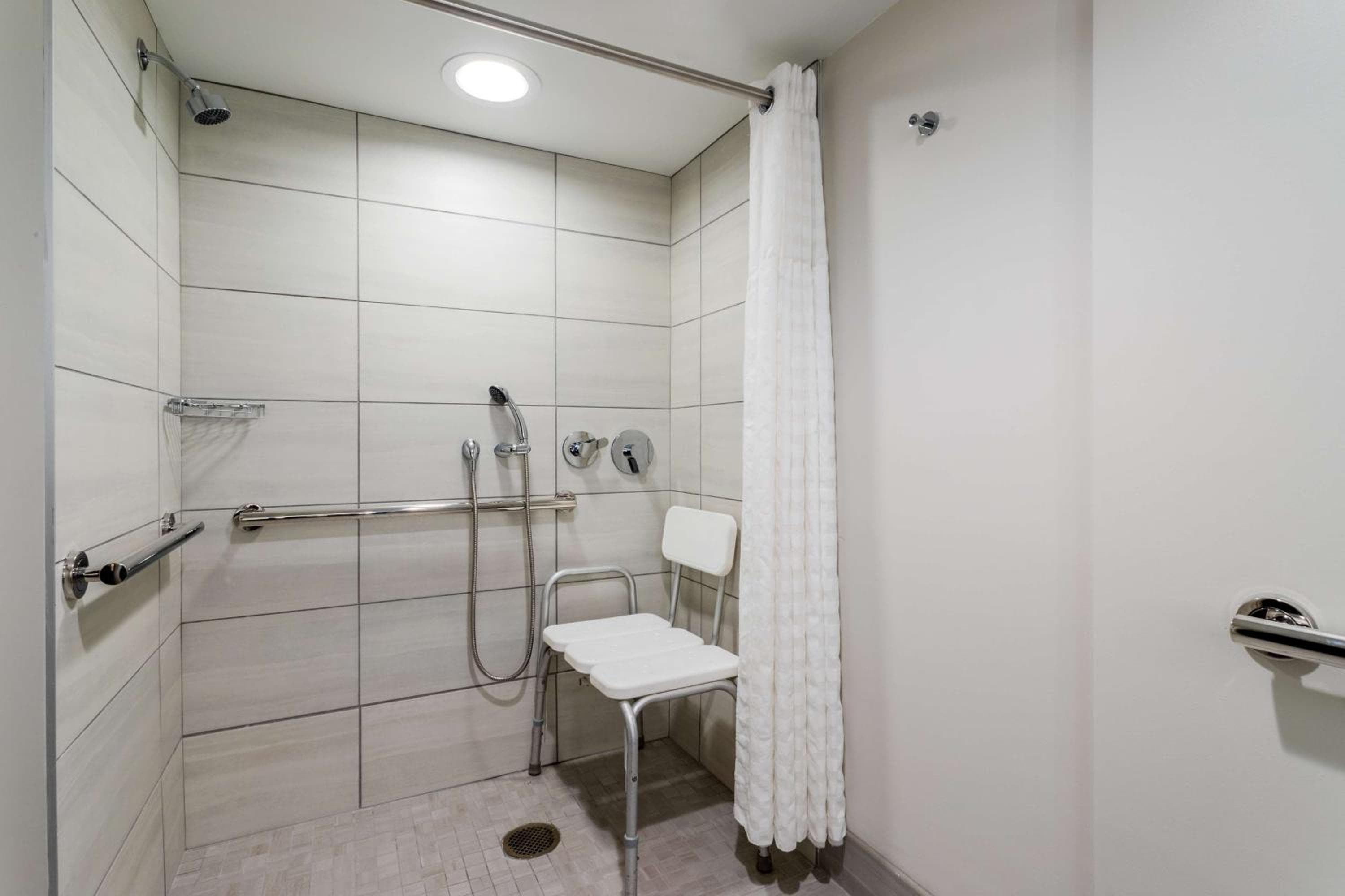 Embassy Suites by Hilton Tampa USF cerca de Busch Gardens — 14