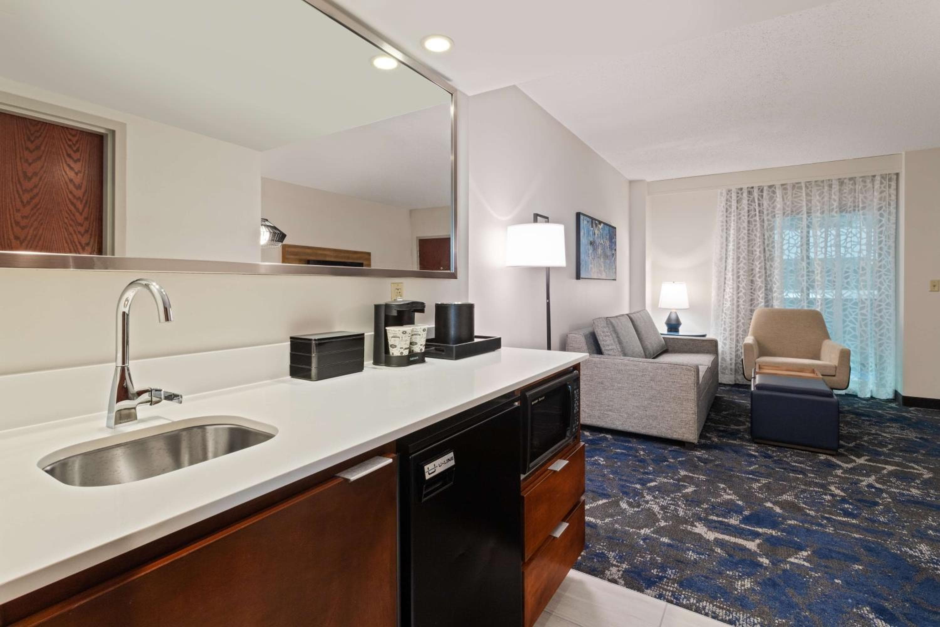 Embassy Suites by Hilton Tampa USF cerca de Busch Gardens — 15