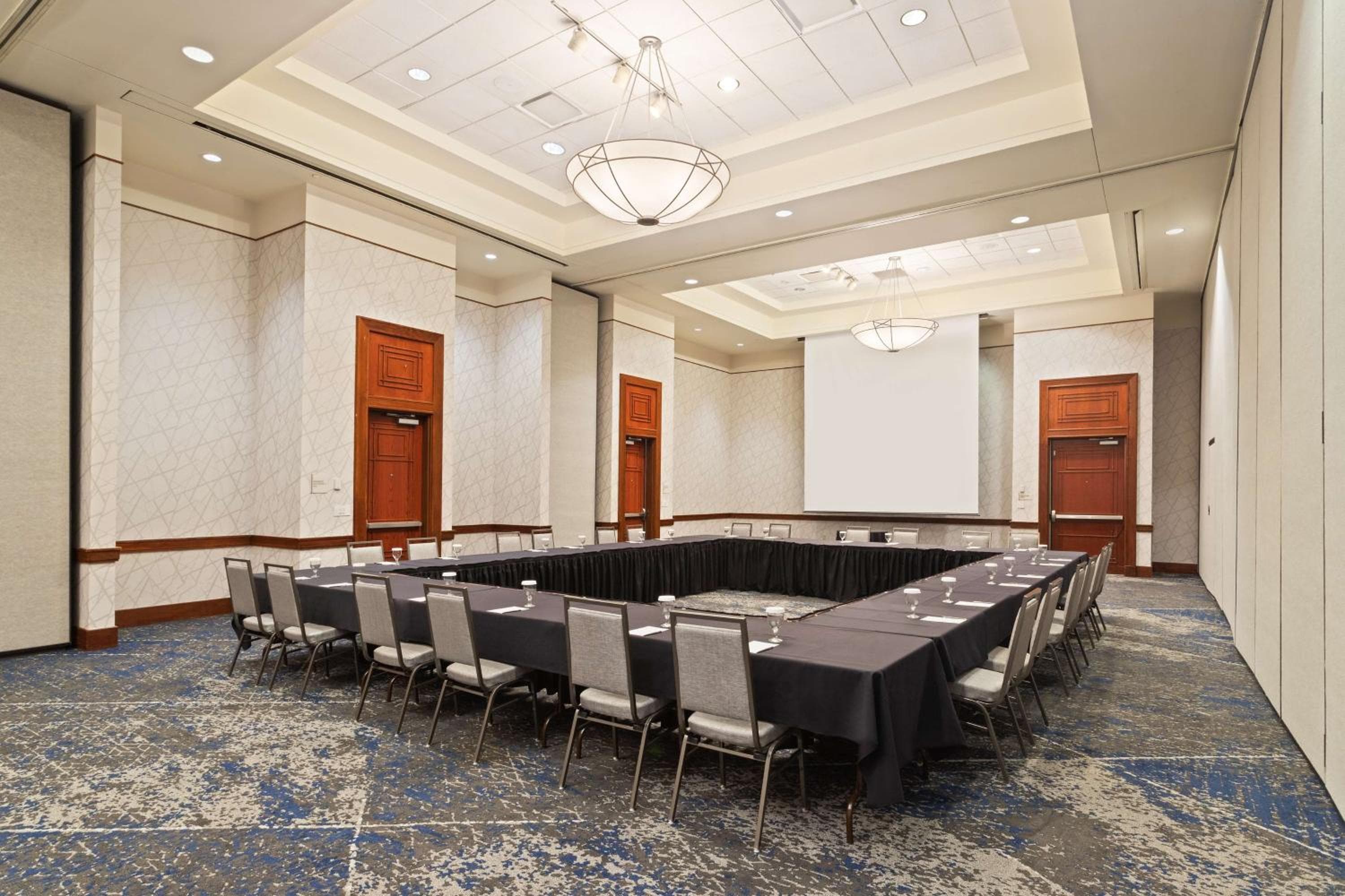 Embassy Suites by Hilton Tampa USF cerca de Busch Gardens — 23