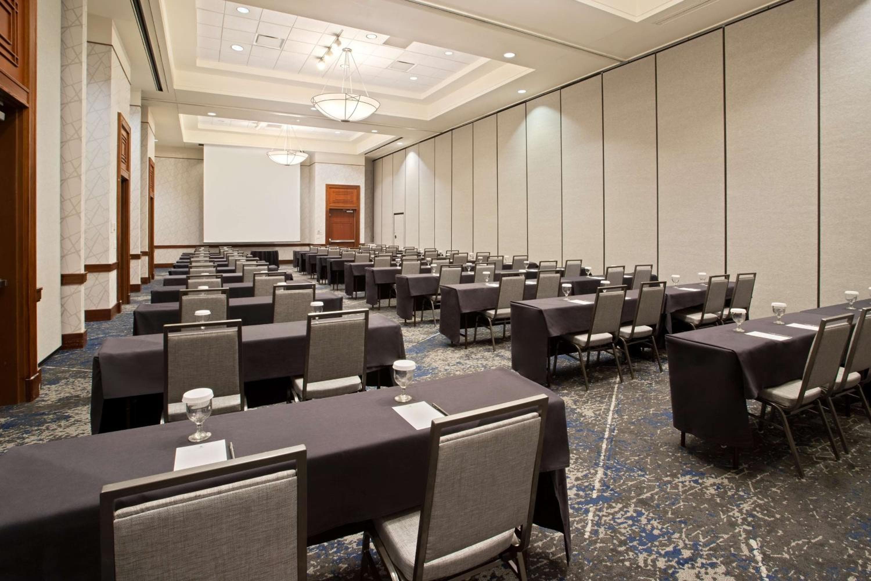 Embassy Suites by Hilton Tampa USF cerca de Busch Gardens — 24