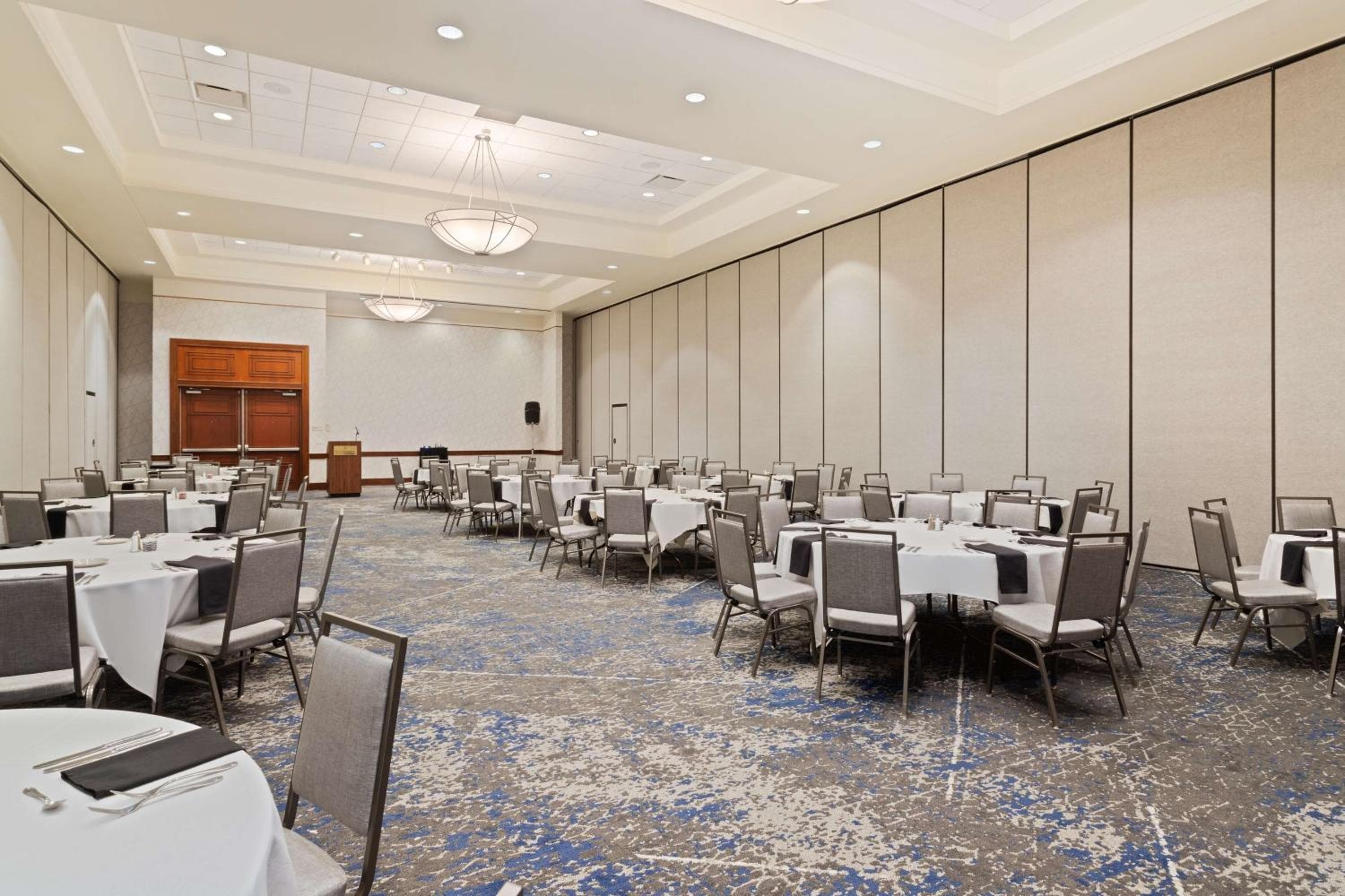 Embassy Suites by Hilton Tampa USF cerca de Busch Gardens — 27