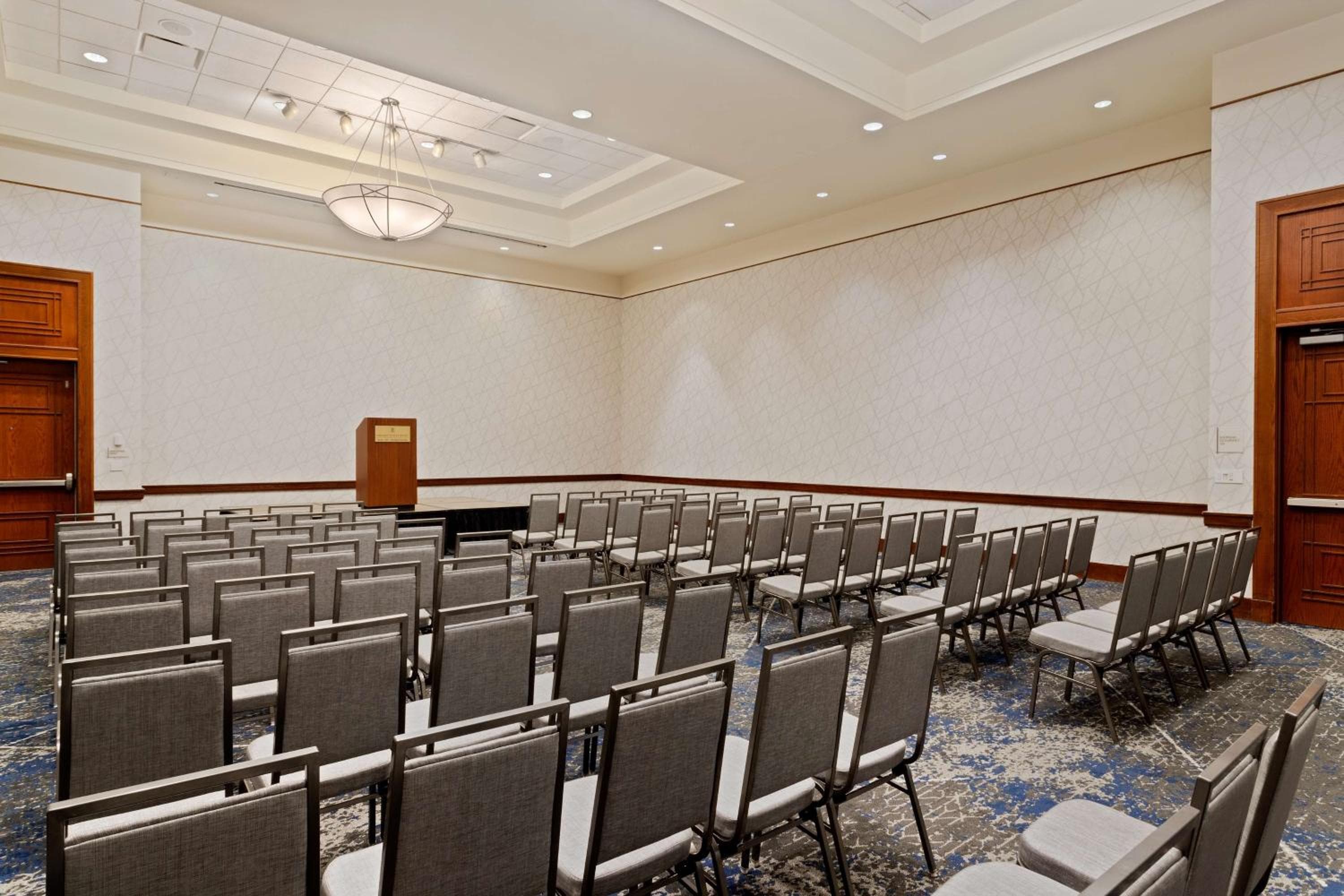 Embassy Suites by Hilton Tampa USF cerca de Busch Gardens — 29