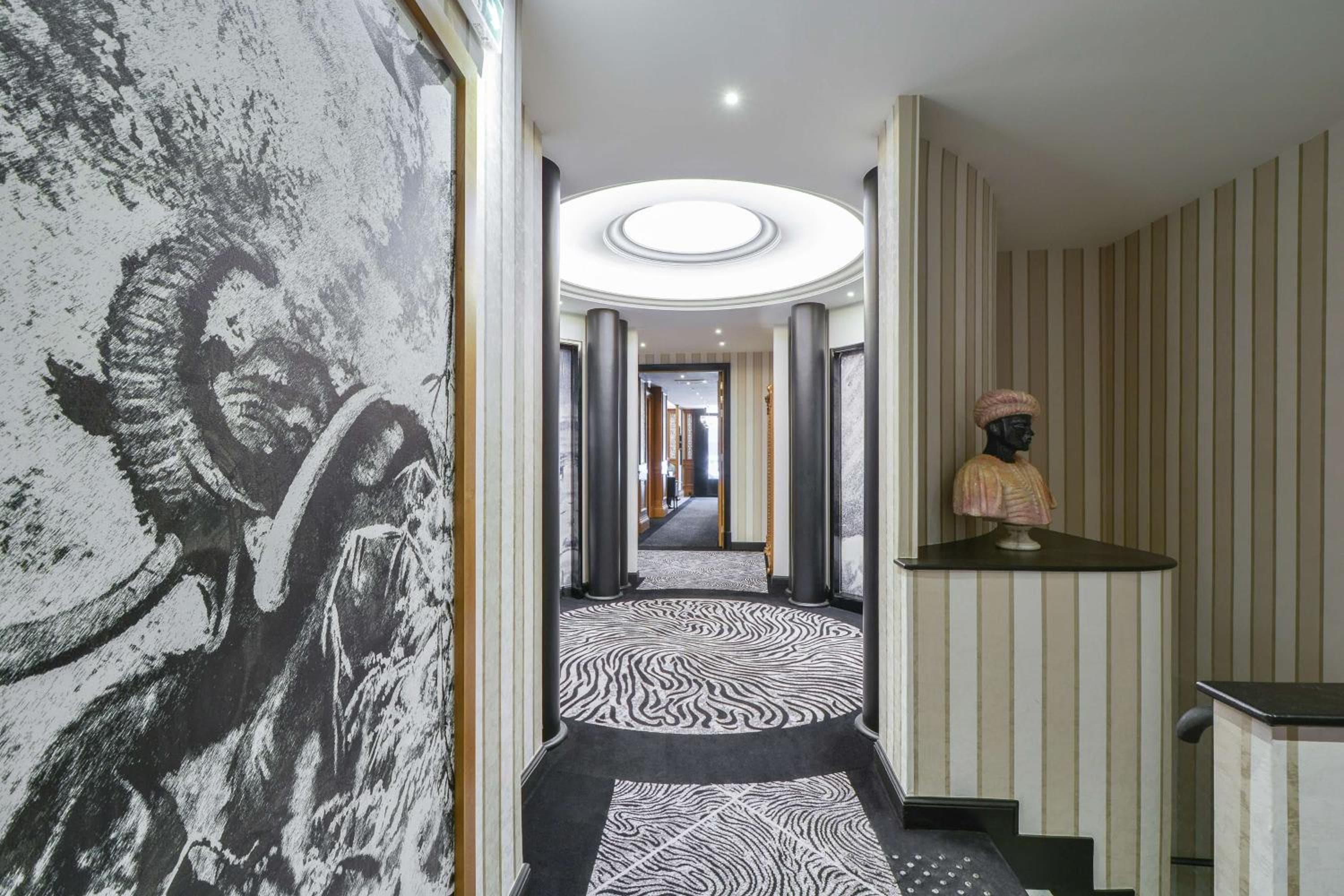 Maison Astor Paris, Curio Collection by Hilton — 11