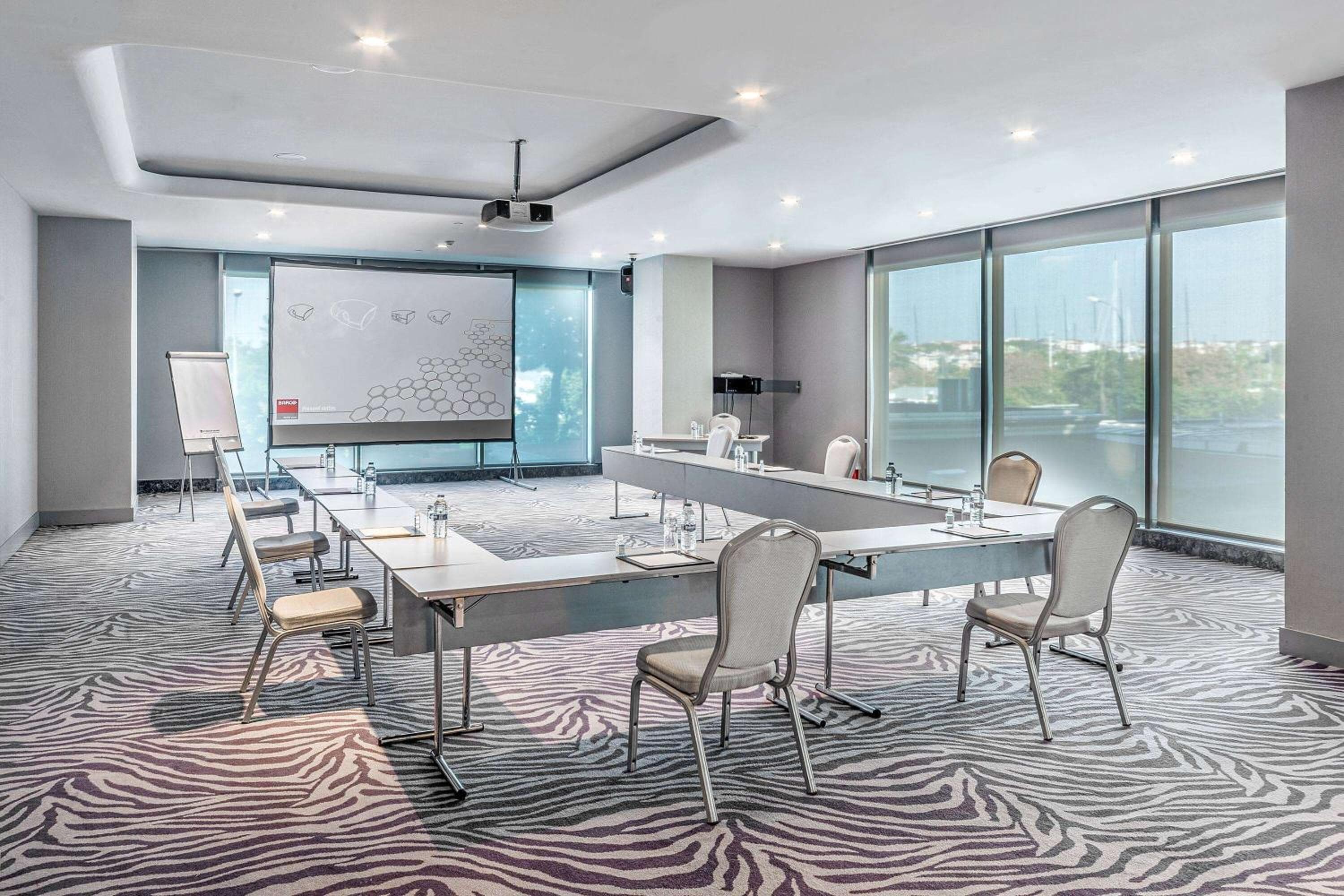 Wyndham Grand Istanbul Kalamış Marina Hotel — 11