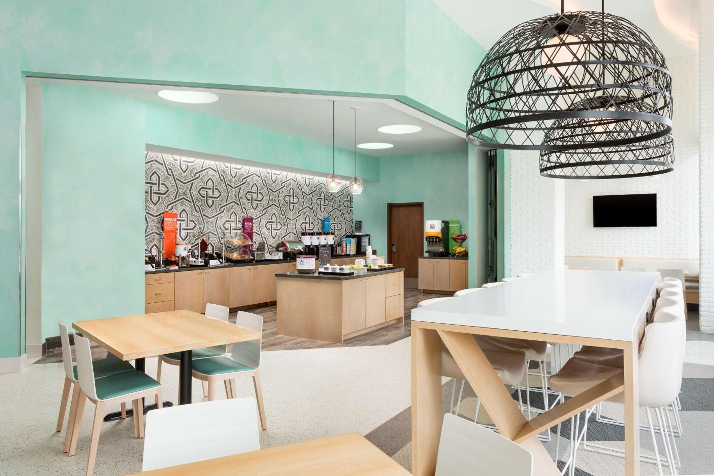 Hampton Inn & Suites Santa Monica — 10