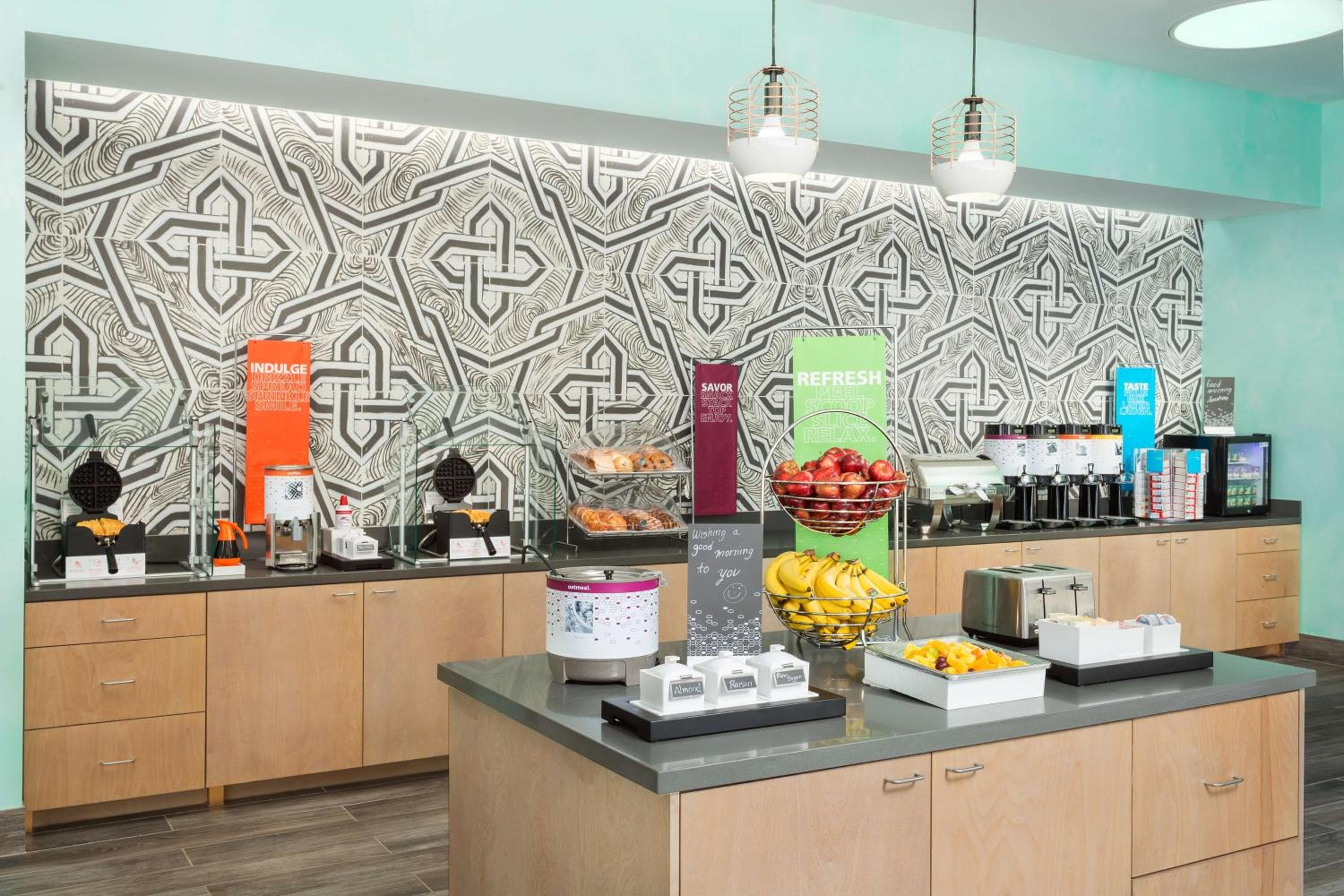 Hampton Inn & Suites Santa Monica — 12