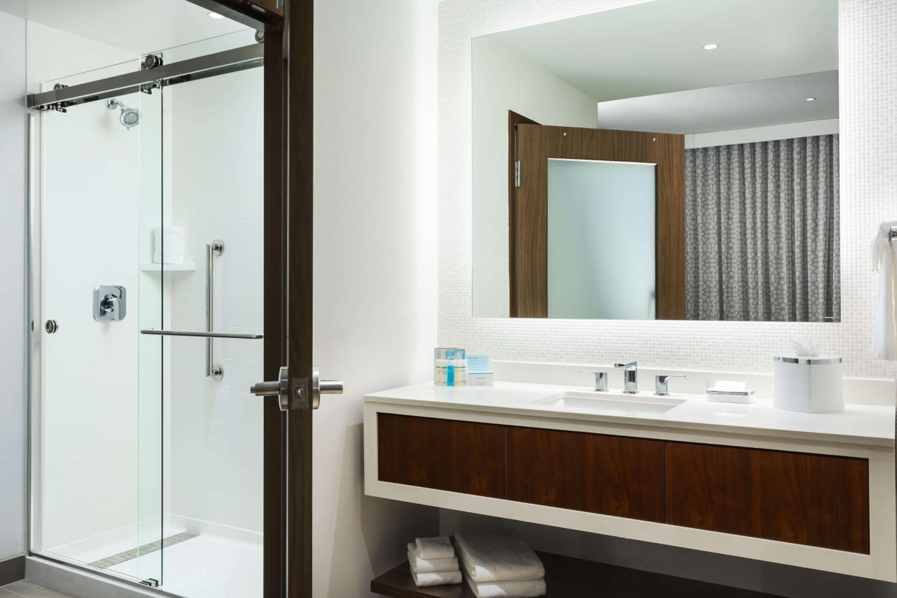 Hampton Inn & Suites Santa Monica — 15